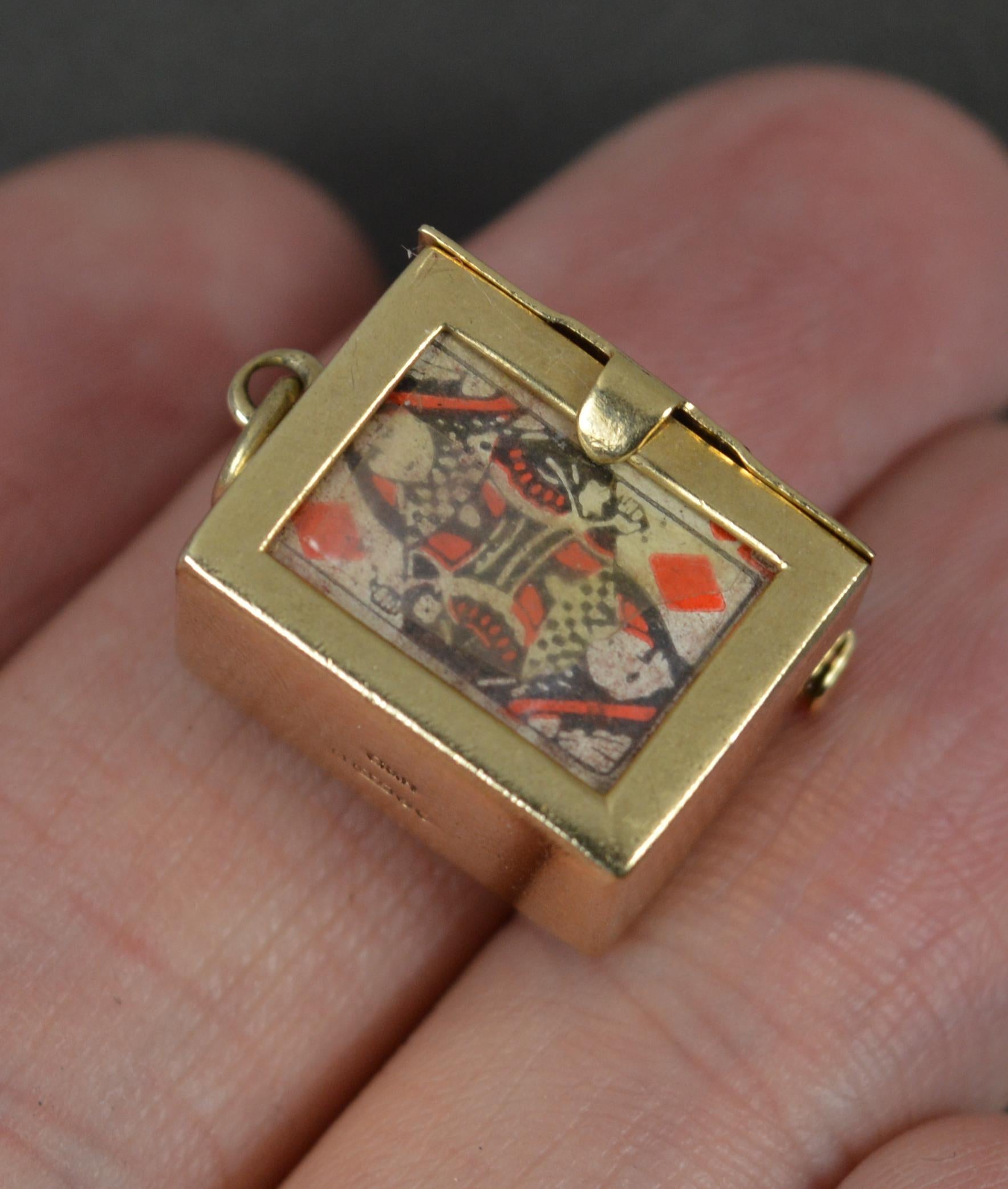 Ein prächtiger Anhänger mit Vintage-Charme.
Massive 9 Karat Gelbgold Beispiel.
Entworfen, um ein komplettes Set von Miniaturspielkarten aufzunehmen.
ZUSTAND ; Sehr gut. Scharfes Design. Ausgabe frei. Leichte Abnutzung. Bitte sehen Sie sich die Fotos