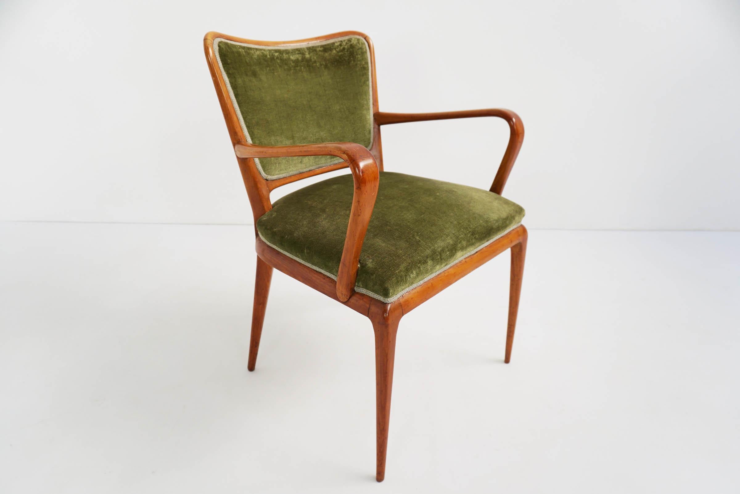 Rare set of 2 Elegant chairs with arms and tiny sexy legs.
Made in cherrywood, green original fabric in perfect vintage condition.