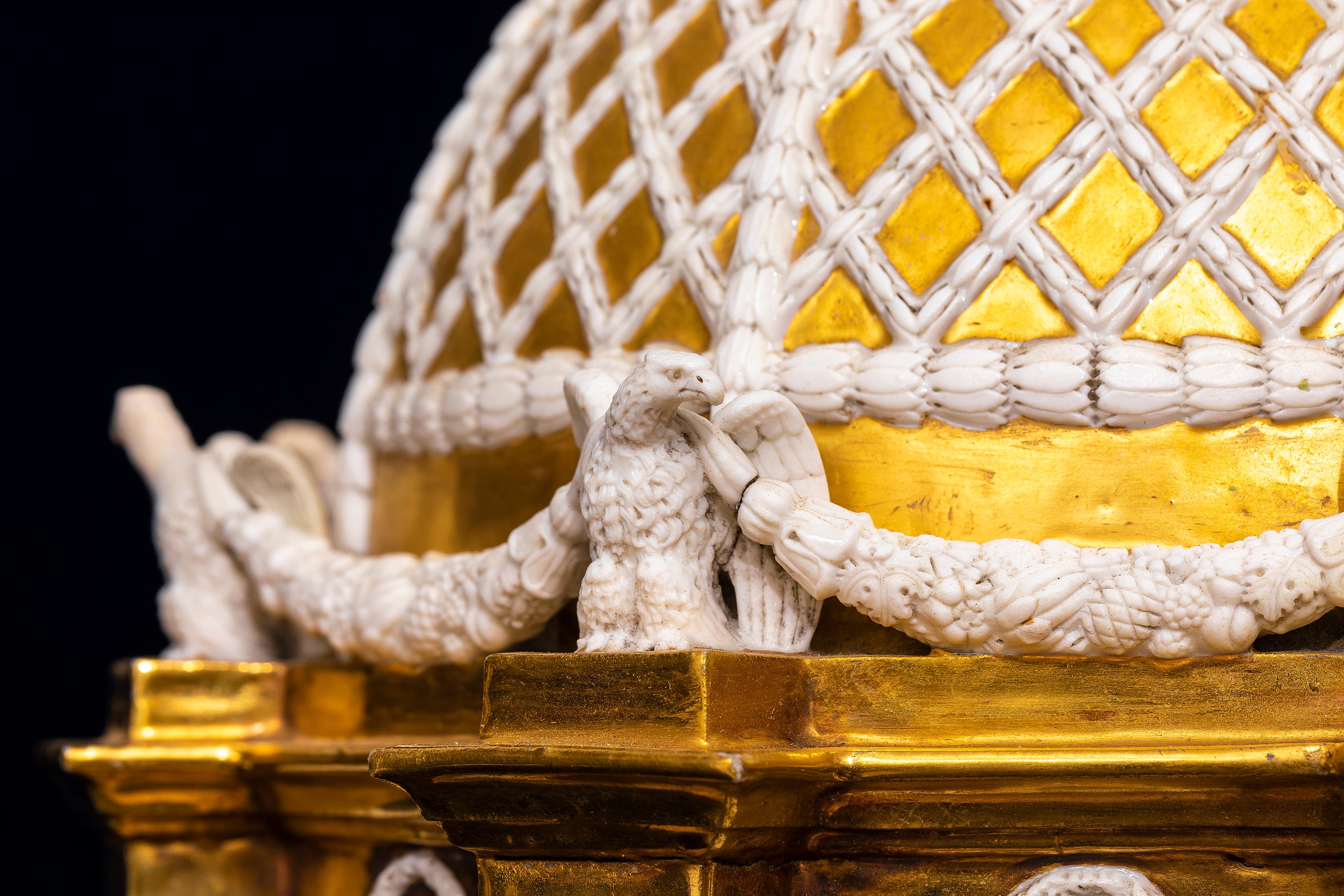 Rarísimo par de modelos de templos de porcelana dorada de París (Darte Freres) en venta 4