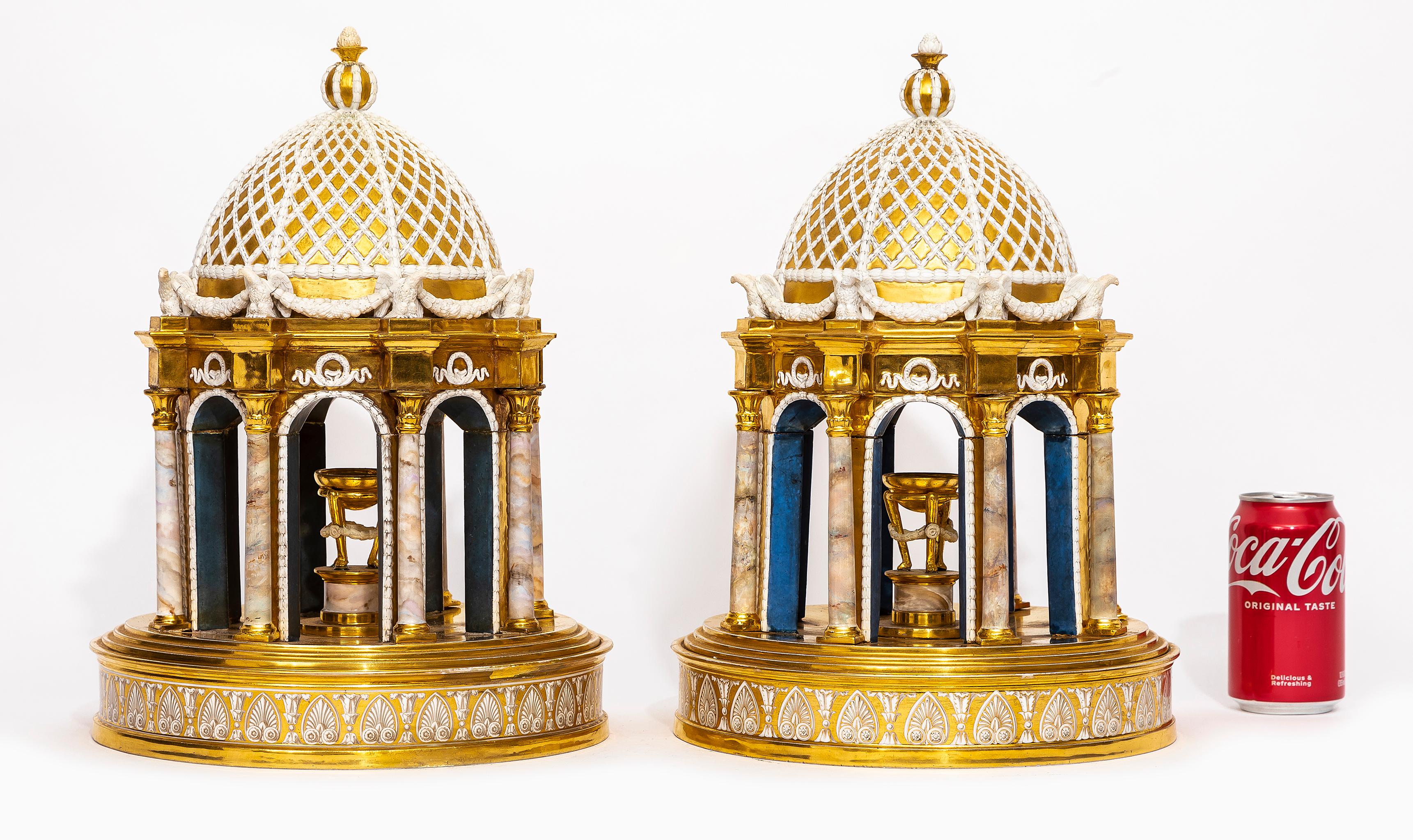 Rarísima e impresionante pareja del siglo XIX de templos de porcelana dorada de París (Darte Freres) con marcas de estarcido rojo hierro.  Cada cúpula redonda con nervaduras y enrejado de laurel biscuit, sosteniendo un orbe coronado por un remate de