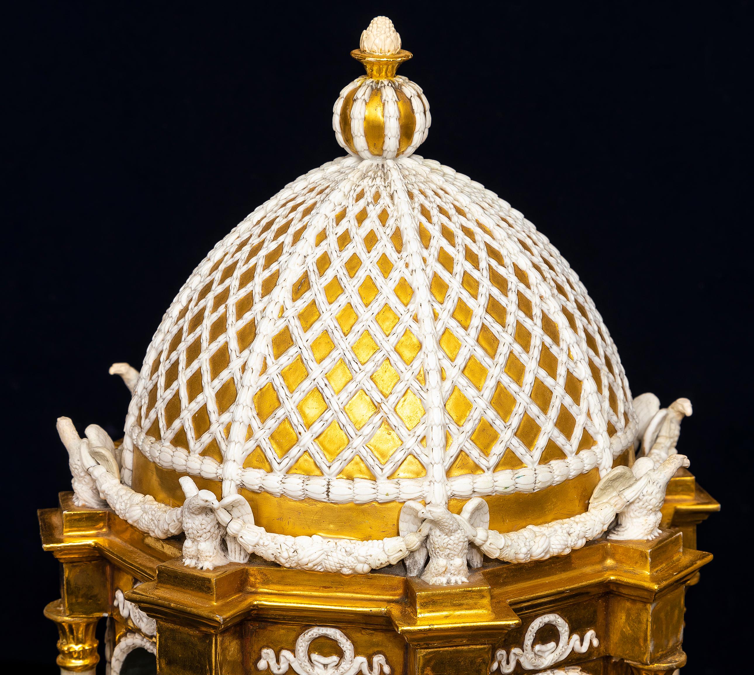 Rarísimo par de modelos de templos de porcelana dorada de París (Darte Freres) en Bueno estado para la venta en New York, NY