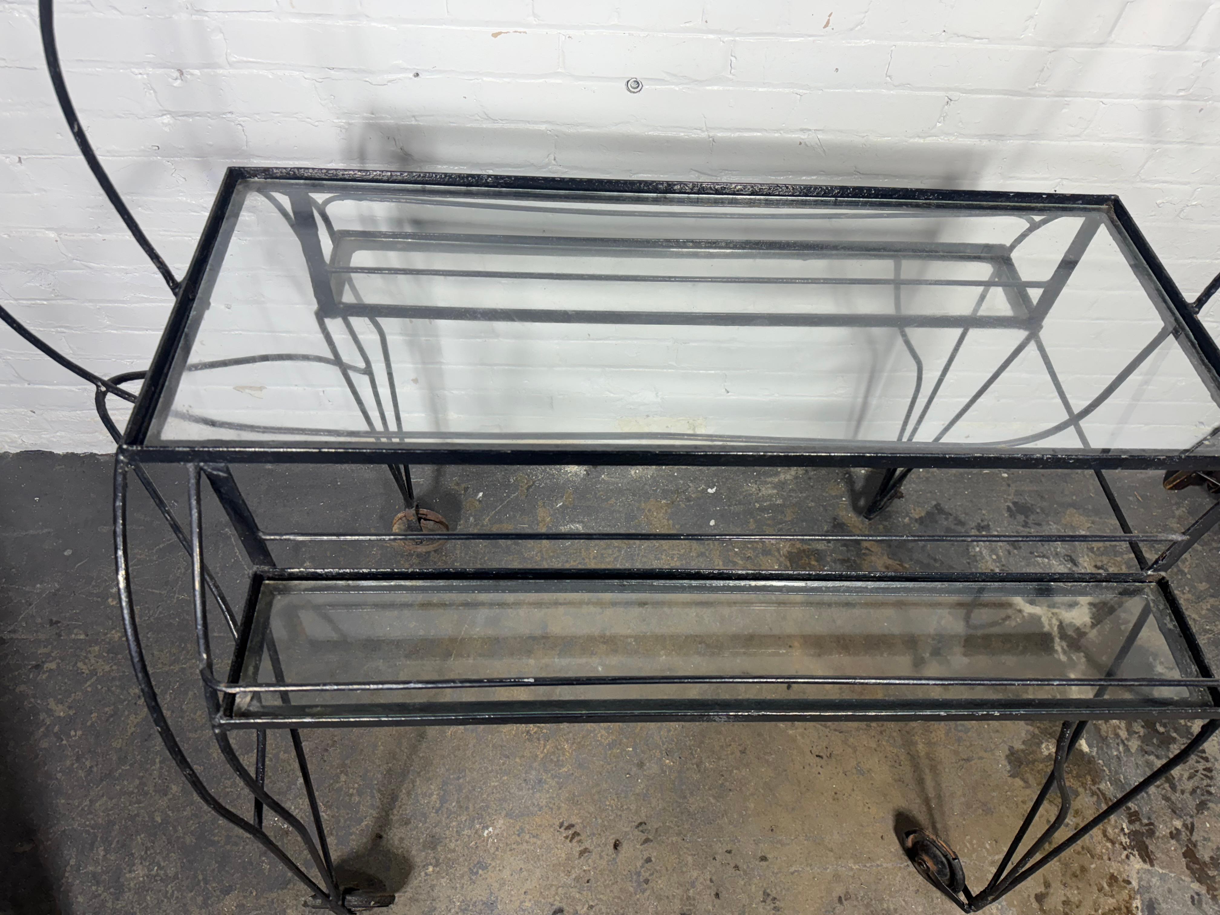 Milieu du XXe siècle Super rare, vitrine de magasin, BAR / TEA CART 