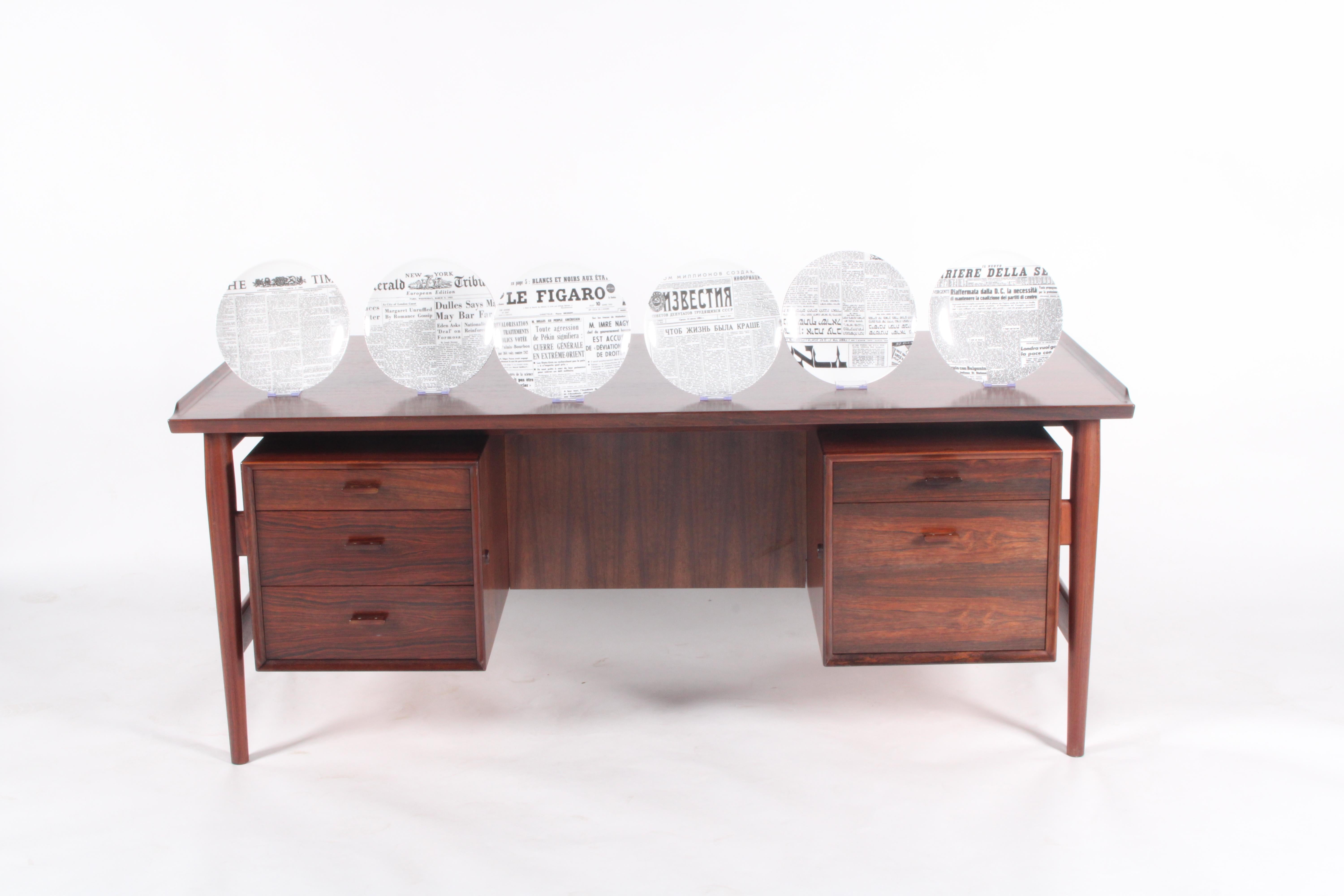 Dieses außergewöhnliche Set aus sechs Porzellantellern mit hohem Sammlerwert stammt aus der kultigen Giornali-Serie (Zeitungen) des legendären italienischen Designhauses Fornasetti. Jeder Teller, der in den 1950er Jahren von Piero Fornasetti