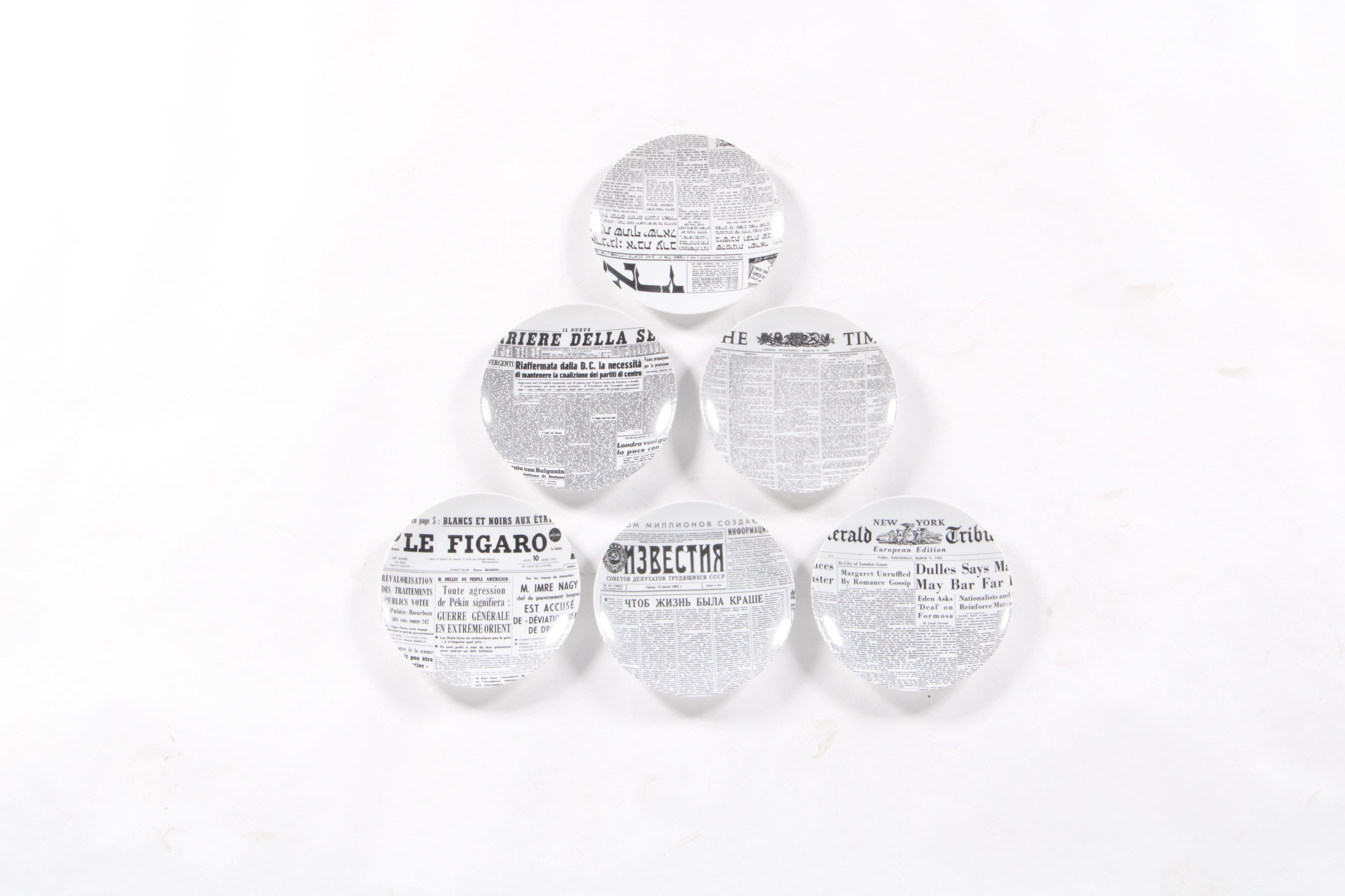 Seltene & atemberaubende dekorative Satz von sechs Fornasetti Platten (Gebrannt) im Angebot