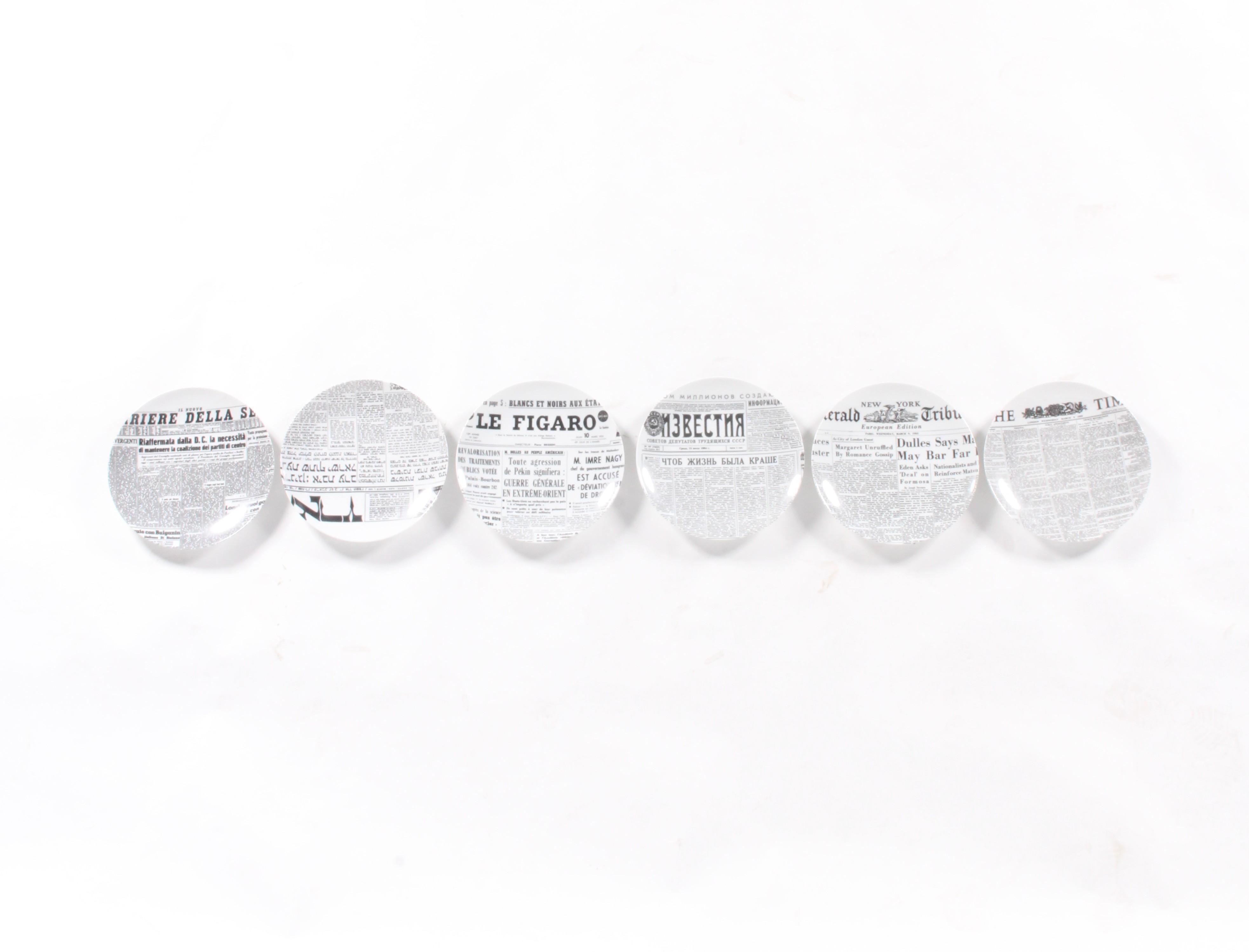 Seltene & atemberaubende dekorative Satz von sechs Fornasetti Platten (Porzellan) im Angebot