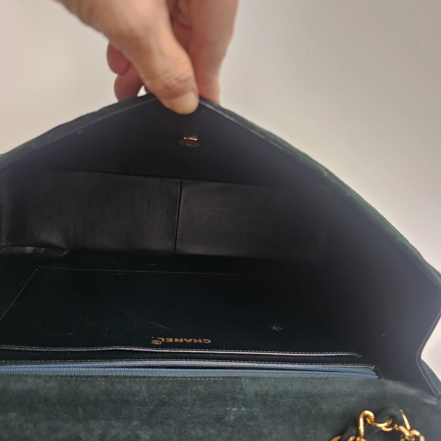 Super rare sac à rabat vintage Chanel en daim matelassé émeraude Maxi CC des années 90 en vente 11