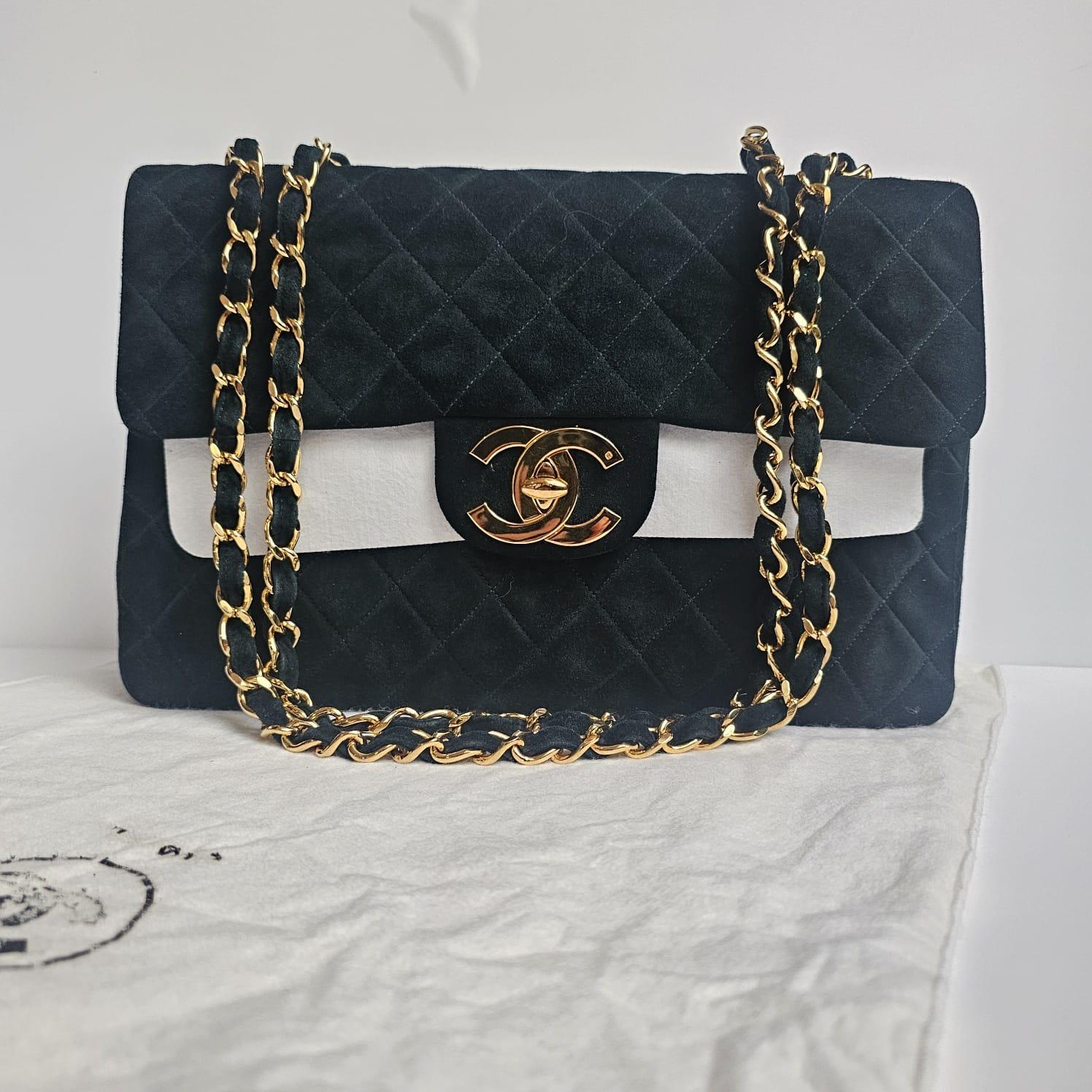 Très rare maxi vintage en cuir velours vert foncé émeraude avec quincaillerie dorée. Très belle pièce vintage. Dans l'ensemble encore en très bon état vintage, avec des éraflures visibles en raison de la nature du cuir. Il s'agit néanmoins d'une