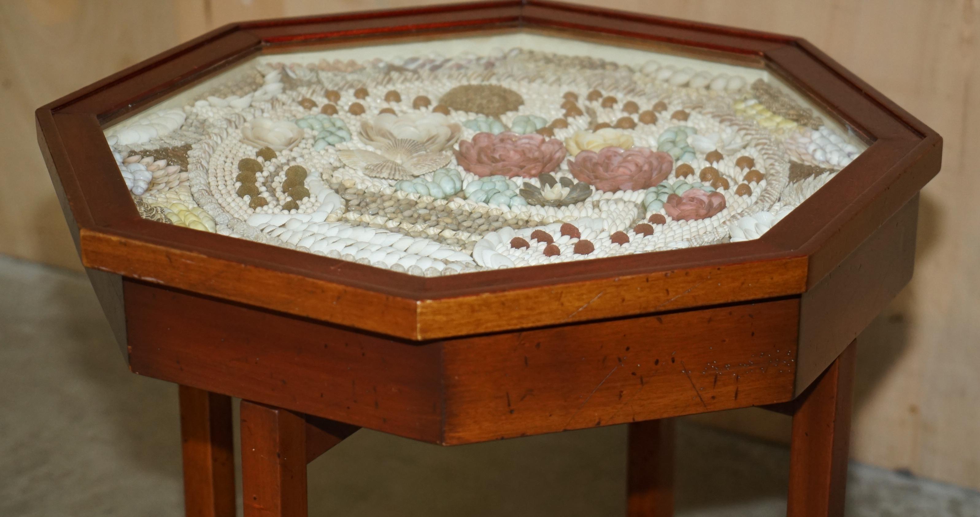 SUPER RARE ViNTAGE HIGHLY COLLECTable SAILOR'S VALENTINE SHELL DISPLAY TABLE im Angebot 9