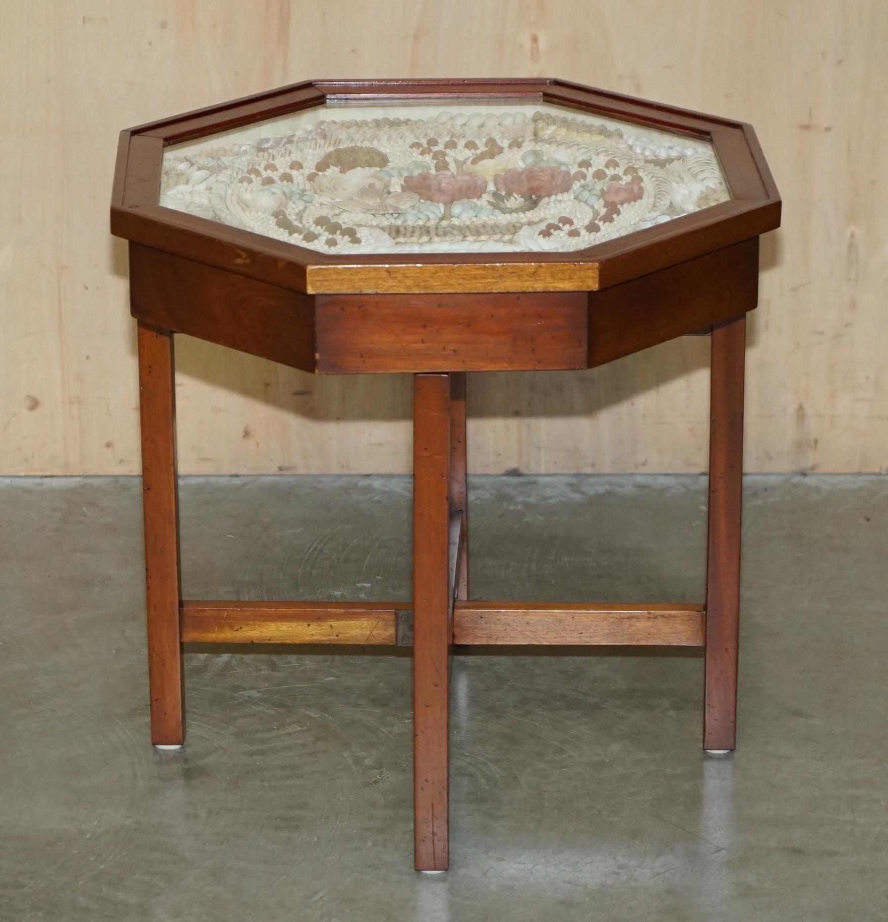 Royal House Antiques

Royal House Antiques freut sich, diesen äußerst seltenen und hochgradig sammelwürdigen Muschel-Valentine-Beistelltisch mit Vitrinenplatte zum Verkauf anbieten zu können. 

Bitte beachten Sie die Liefergebühr aufgeführt ist nur