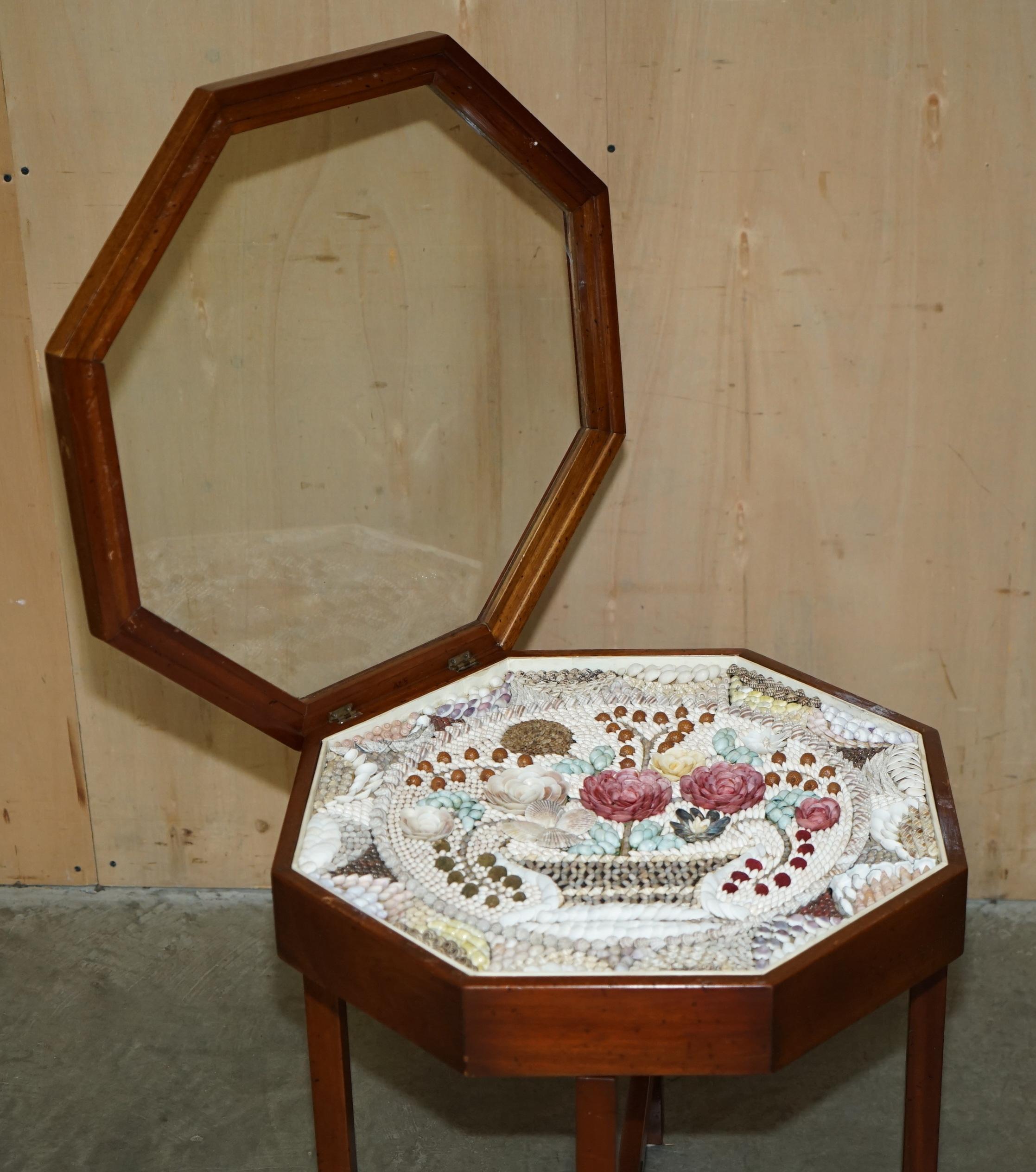 SUPER RARE ViNTAGE HIGHLY COLLECTable SAILOR'S VALENTINE SHELL DISPLAY TABLE (20. Jahrhundert) im Angebot
