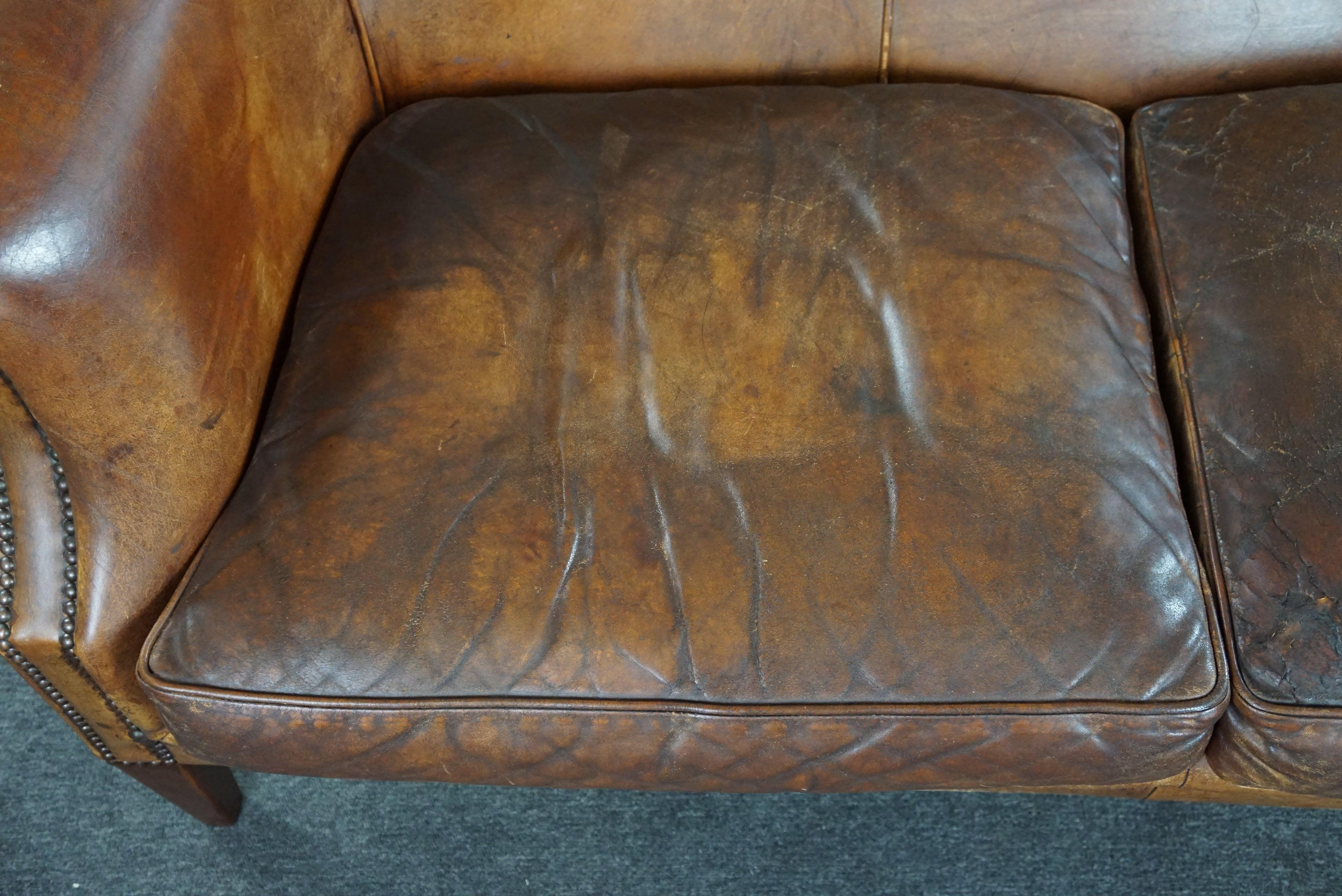 Late 20th Century Super rugged vintage sheep leather 2-seater sofa in club style For Sale