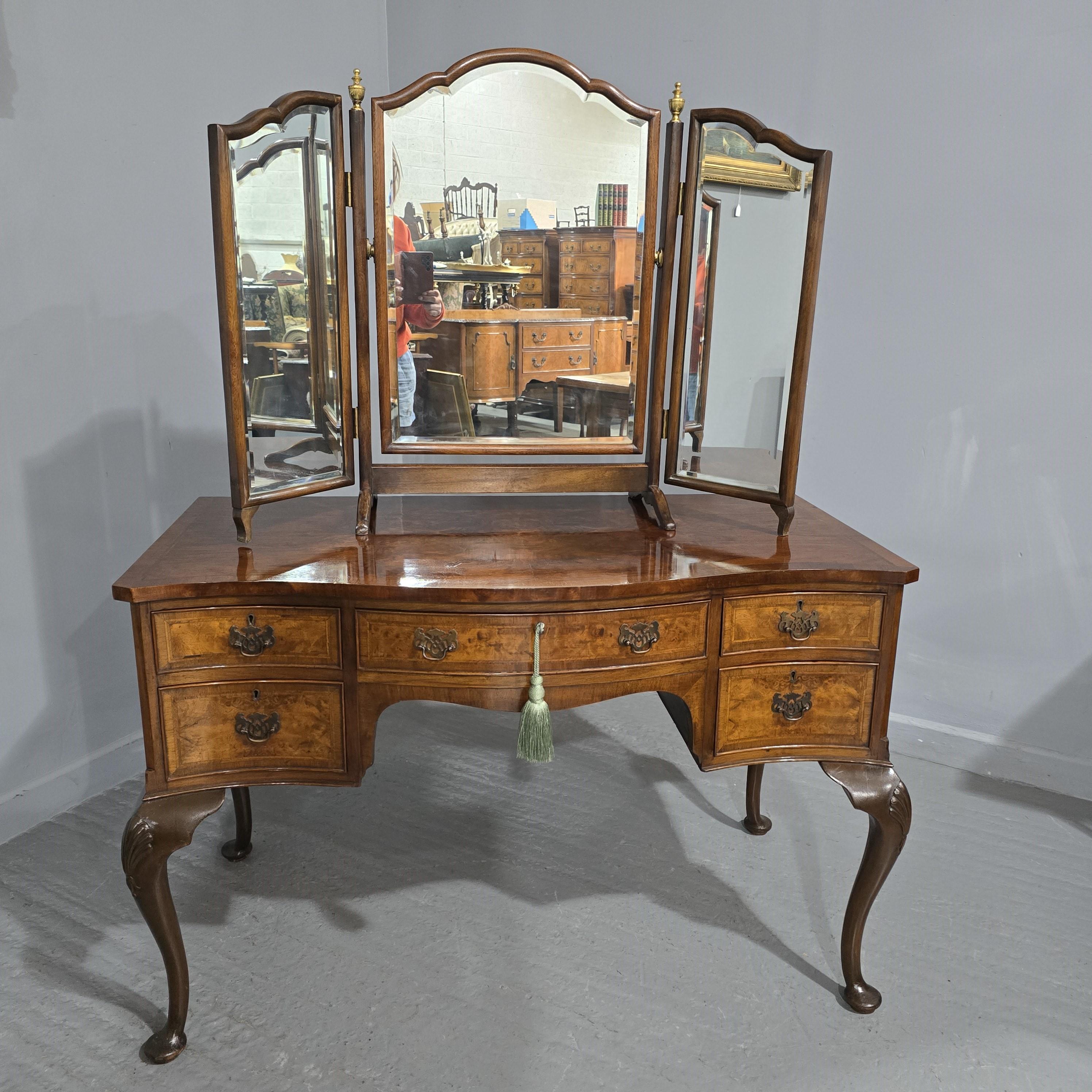 Tocador Super Serpentine Burr Walnut Queen Anne en venta