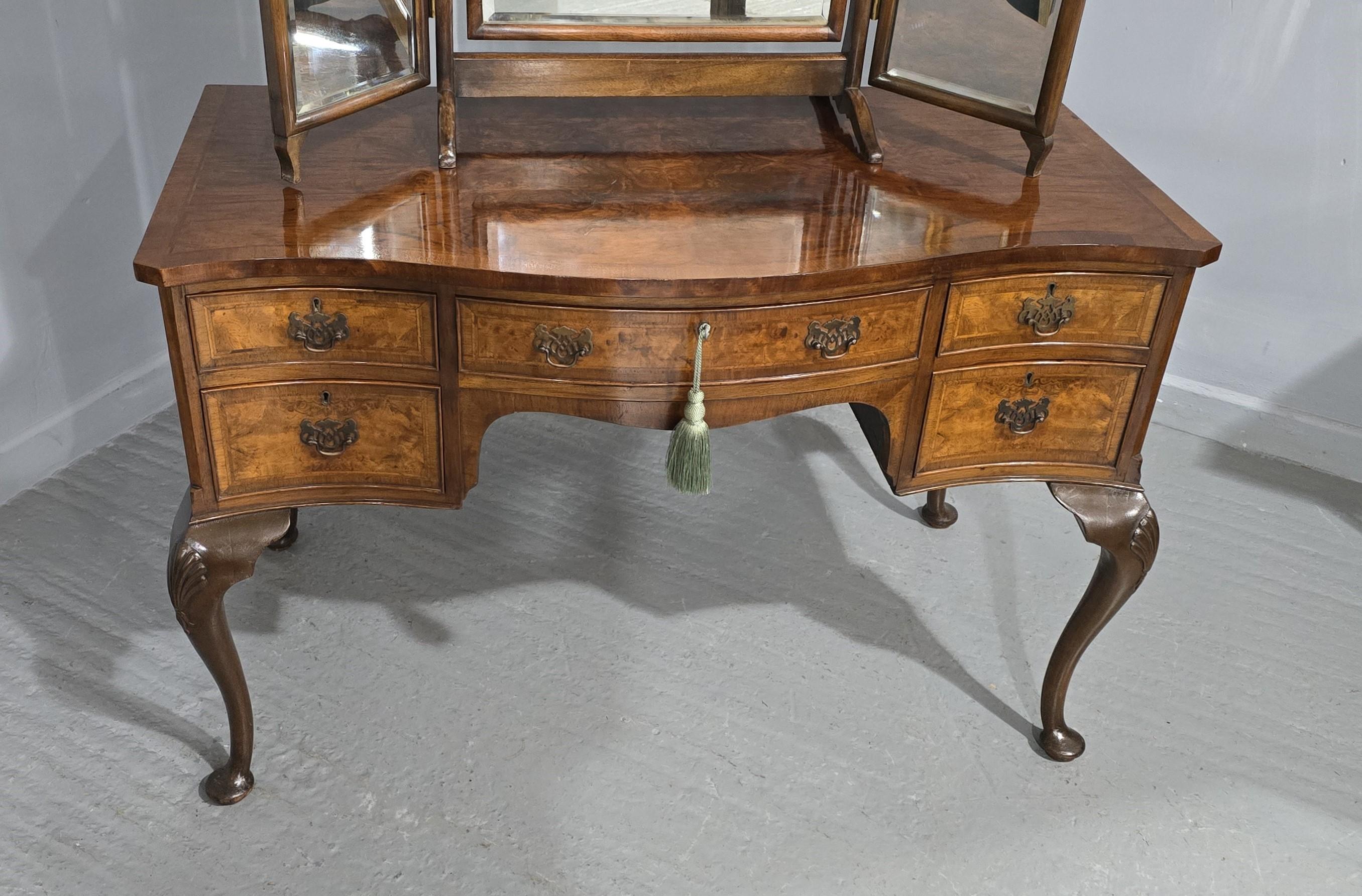 Tocador Super Serpentine Burr Walnut en Bueno estado para la venta en Swadlincote, GB