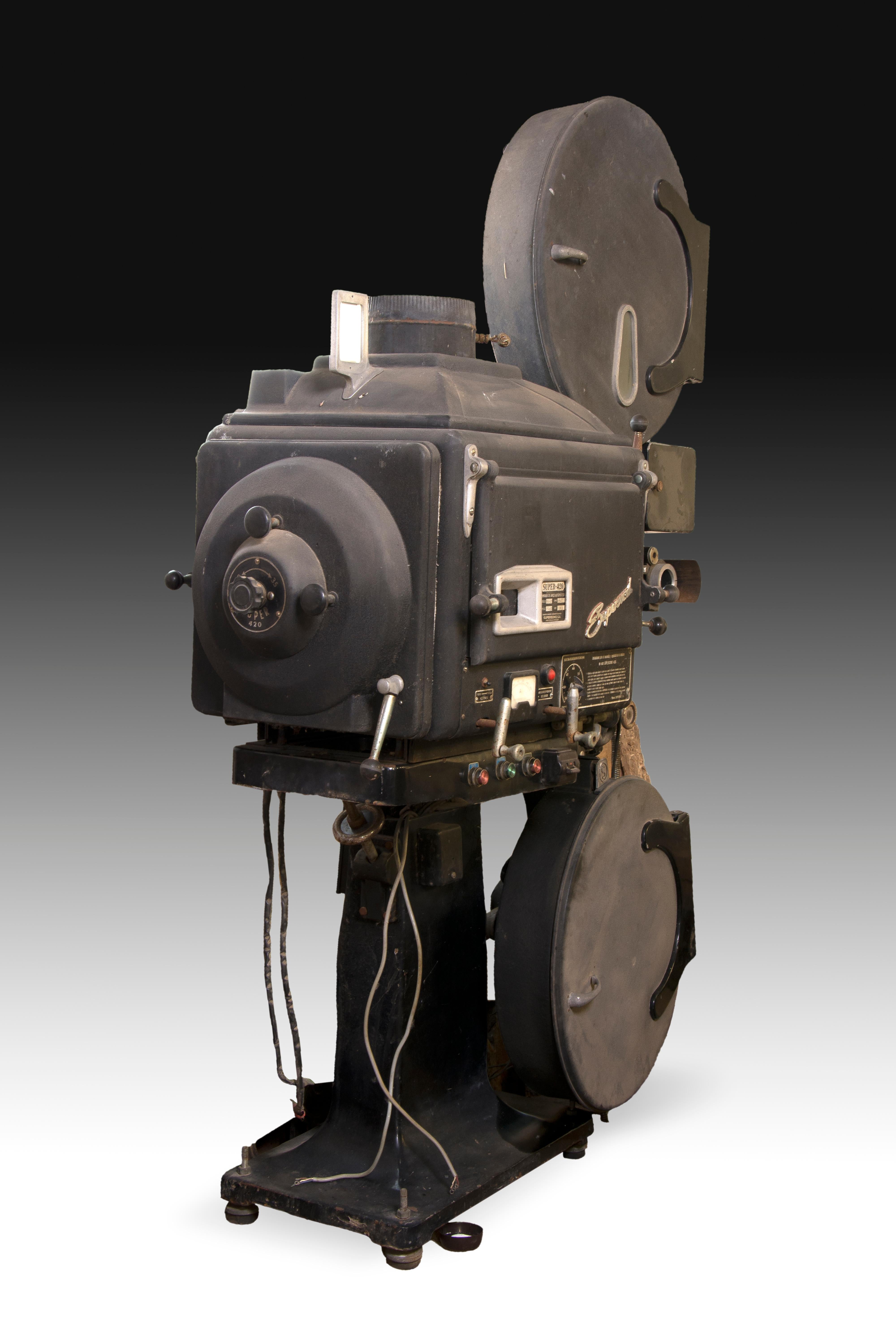 Super Sirius Cinema proyector. Equipos de Proyección y Sonido Supersond, Spain, 20th century.
Film projector built by the Supersond cinematographic sound equipment factory in Barcelona. A model from 1962 very similar to the present one, conserved