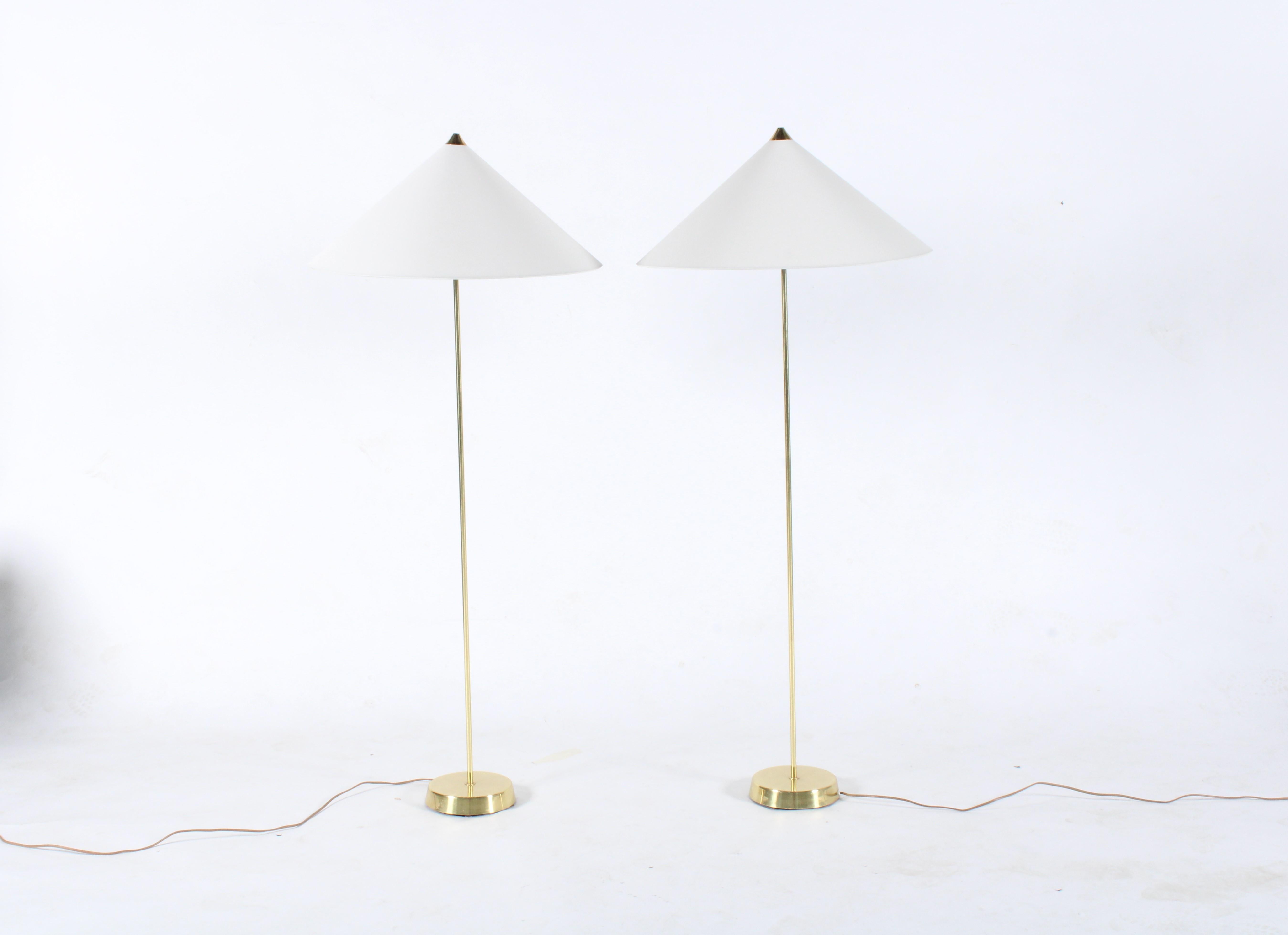 Atemberaubendes Paar Vintage-Stehlampen des renommierten schwedischen Leuchtenherstellers MAE. Dieses Paar befindet sich in einem ausgezeichneten Vintage-Zustand und wird mit einem ebenso atemberaubenden Paar maßgefertigter Schirme mit