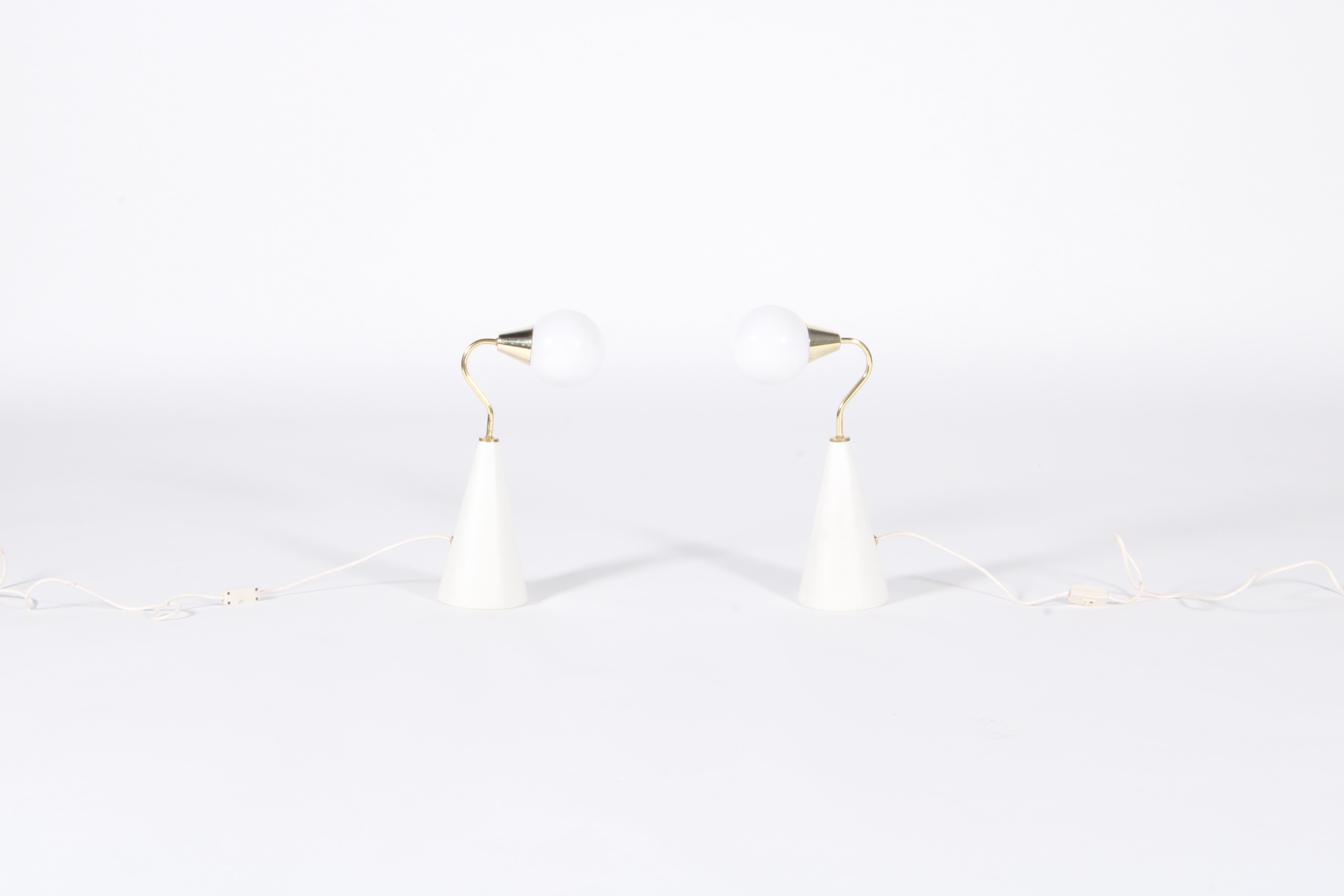 Elegantísimo par de lámparas de sobremesa italianas de cerámica vintage con detalles de latón de cuello de cisne y tulipas de cristal opalino. De proporciones perfectas y datados en torno a 1970, este precioso par es perfecto para decorar tu casa o