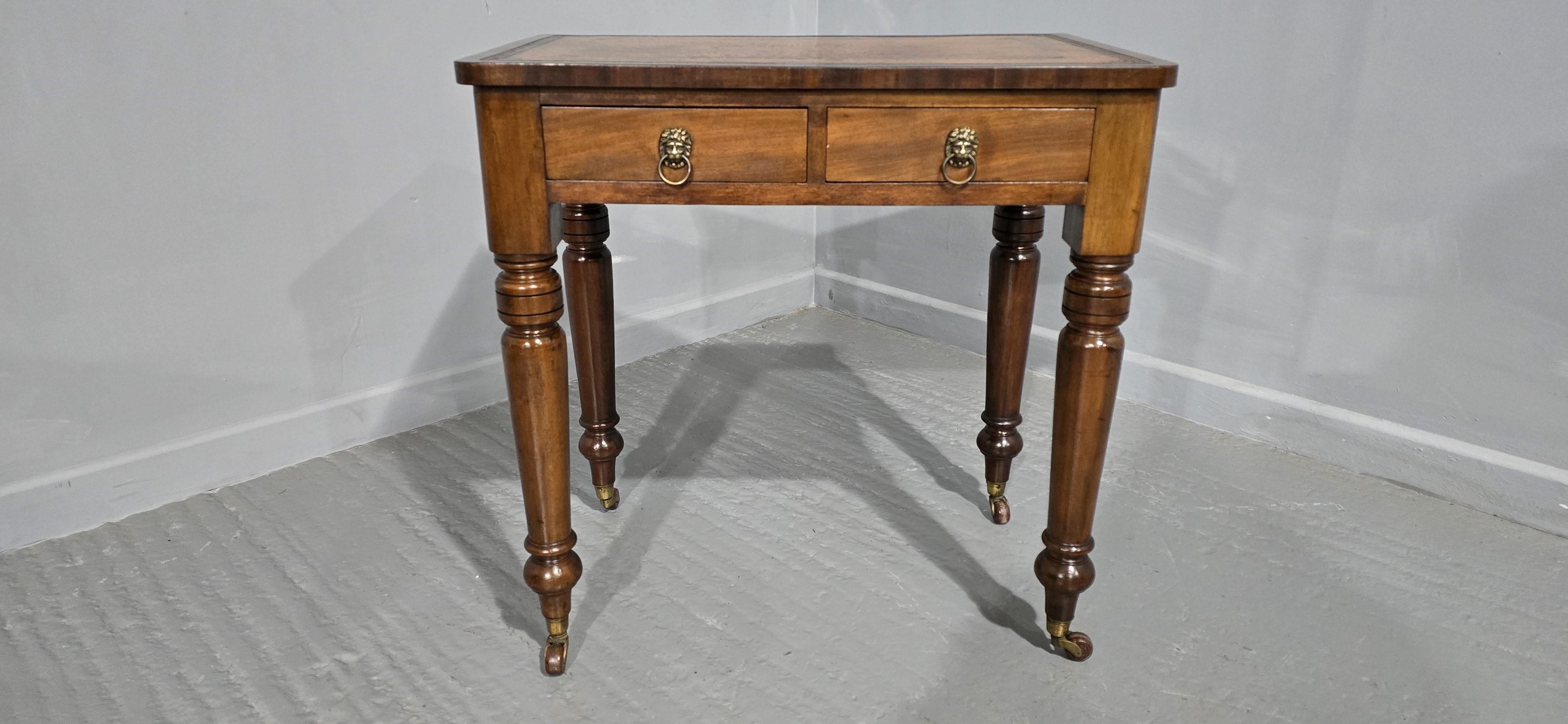A  Très bon bureau ou table d'entrée victorien avec cuir d'origine, deux tiroirs, pieds tournés et reposant sur des roulettes à cupules en laiton, très bon état.

Hauteur de 29 pouces
29