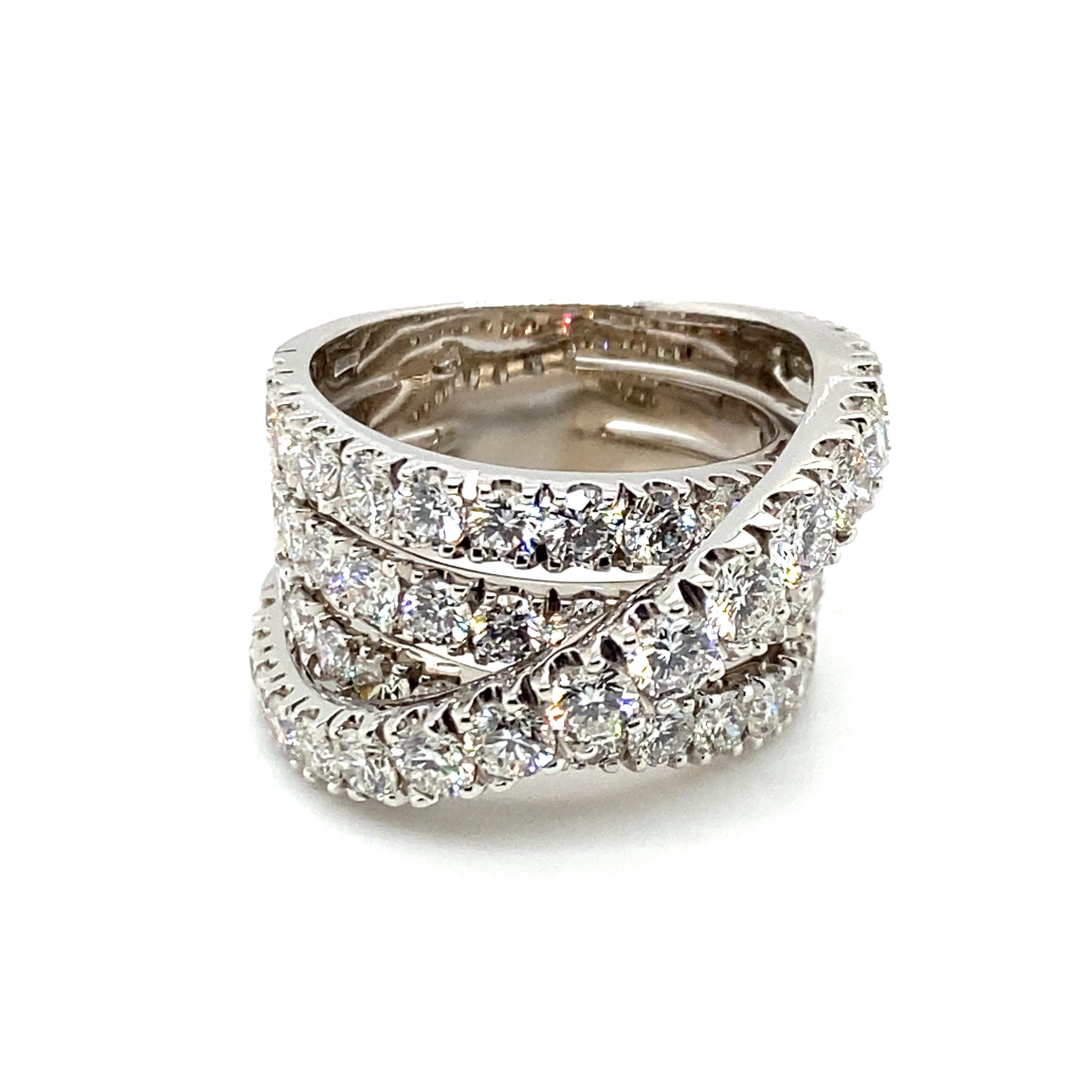 Super Sparkling Diamond Ring by Crivelli in 18 Karat White Gold For Sale 2