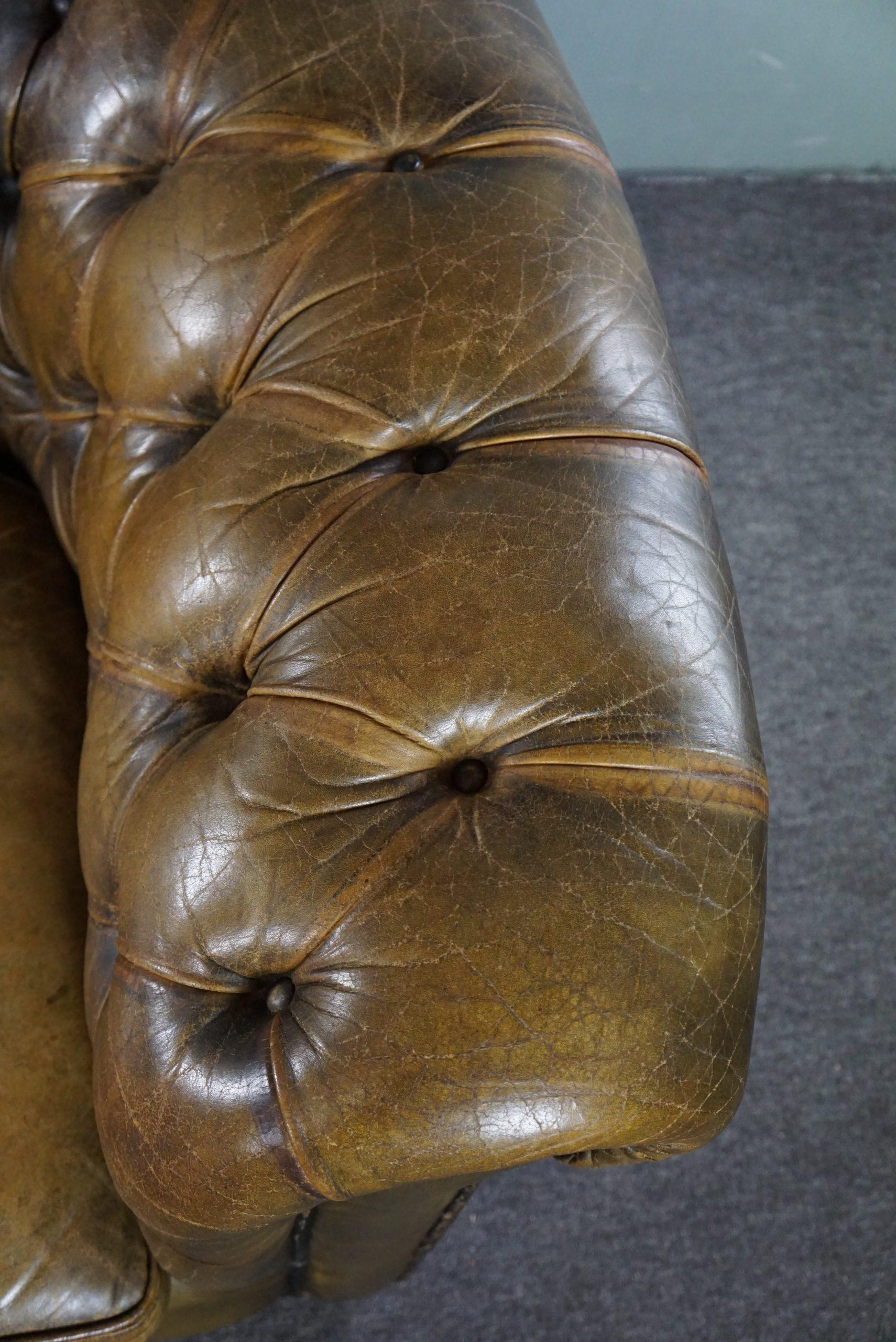 Super sturdy 2.5-seater chesterfield sofa in a beautiful moss green color In Fair Condition For Sale In Harderwijk, NL