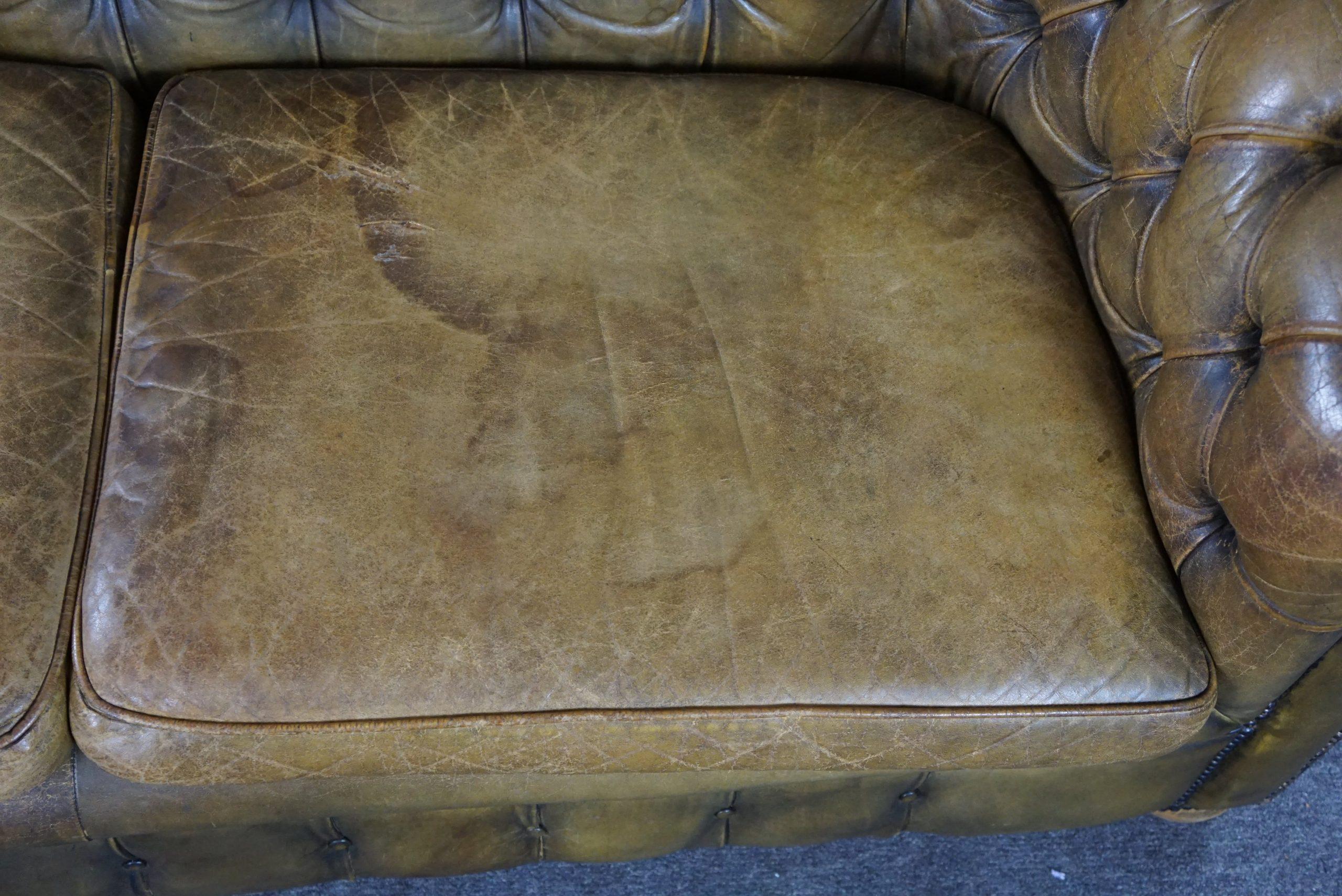 Late 20th Century Super sturdy 2.5-seater chesterfield sofa in a beautiful moss green color For Sale