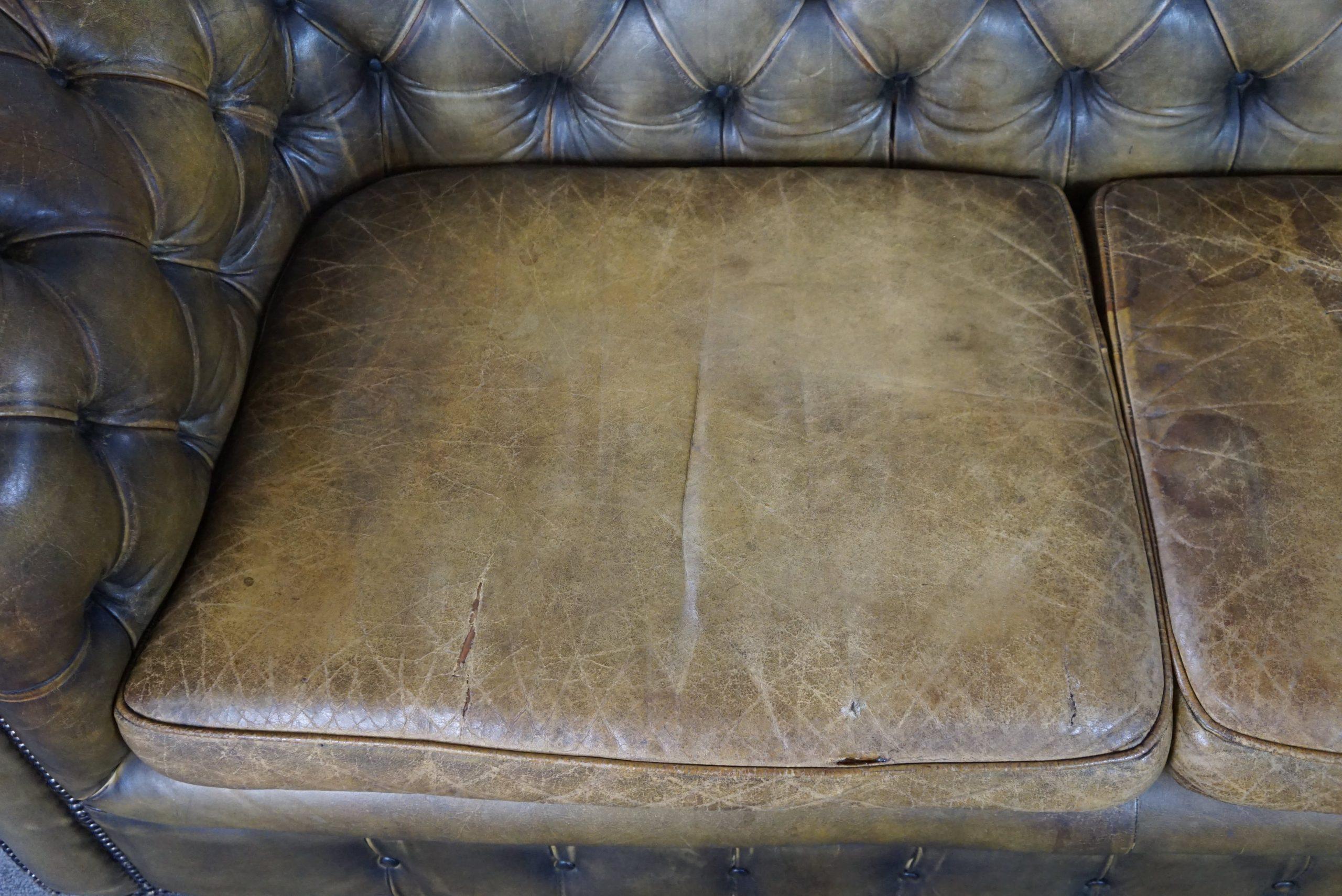 Leather Super sturdy 2.5-seater chesterfield sofa in a beautiful moss green color For Sale