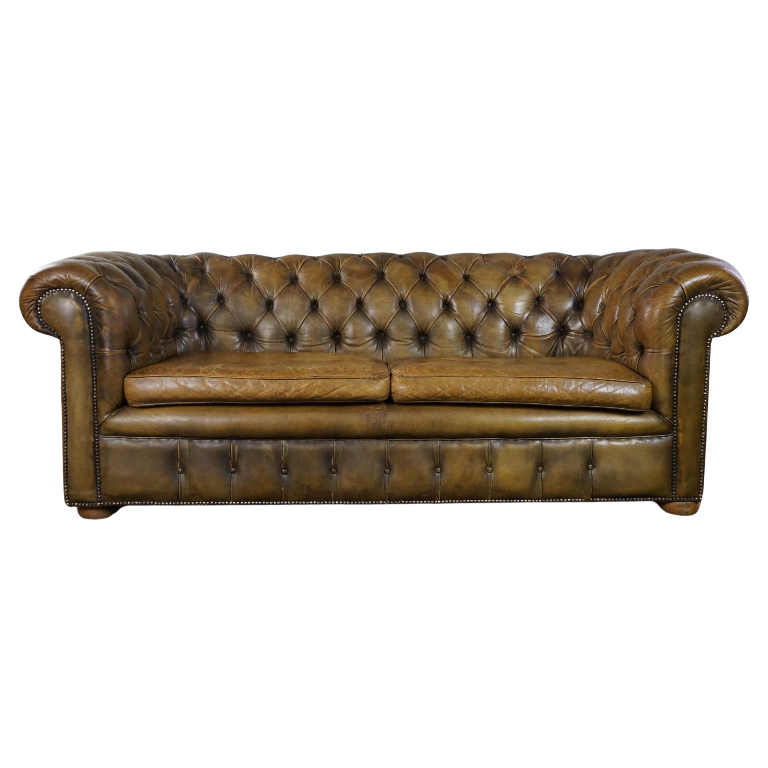 Super sturdy 2.5-seater chesterfield sofa in a beautiful moss green color For Sale