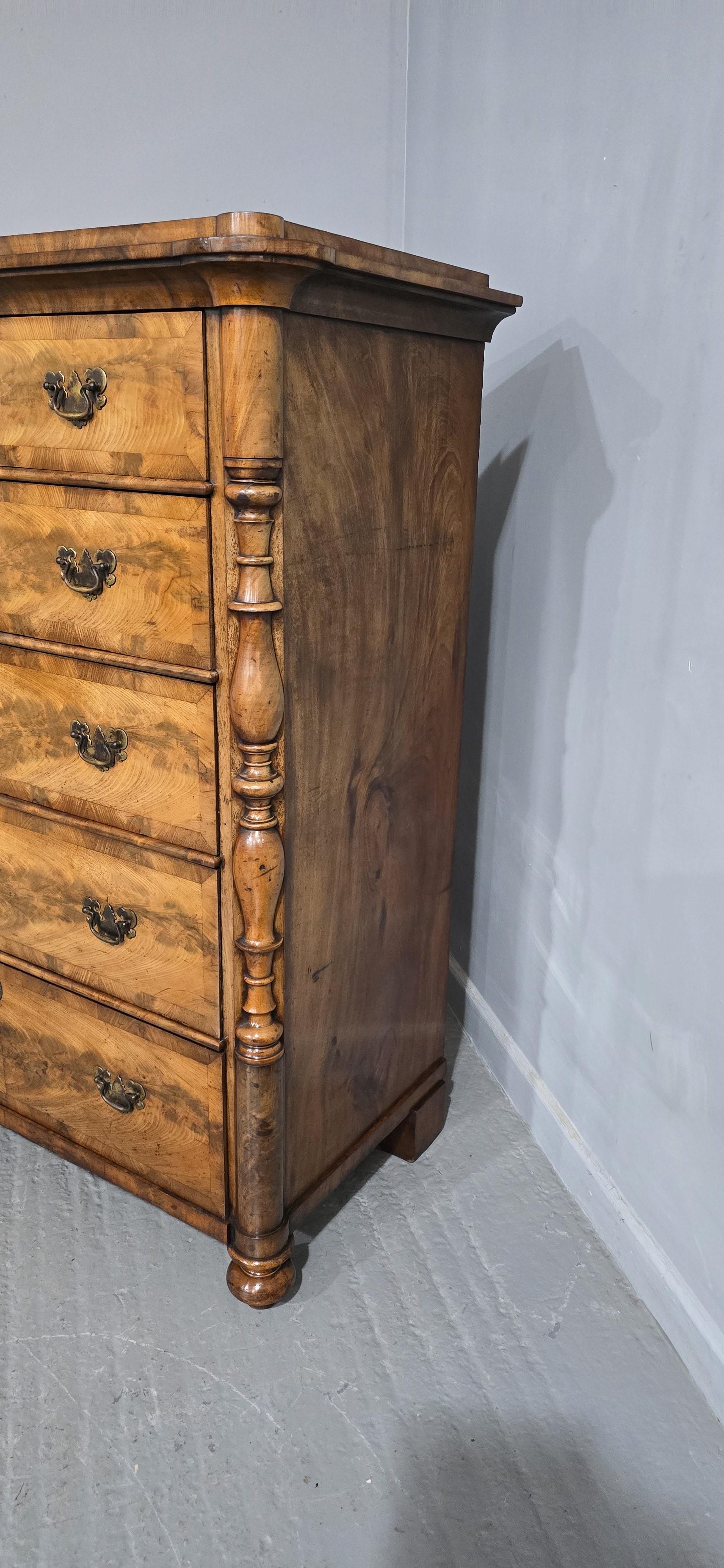 Cassettone di ottima qualità a cinque cassetti, rivestito in mogano a fiamma e rovere massiccio, serrature originali con chiave funzionante, fianchi torniti a spacco, poggianti su piedi a castello torniti, in ottime condizioni generali di colore e