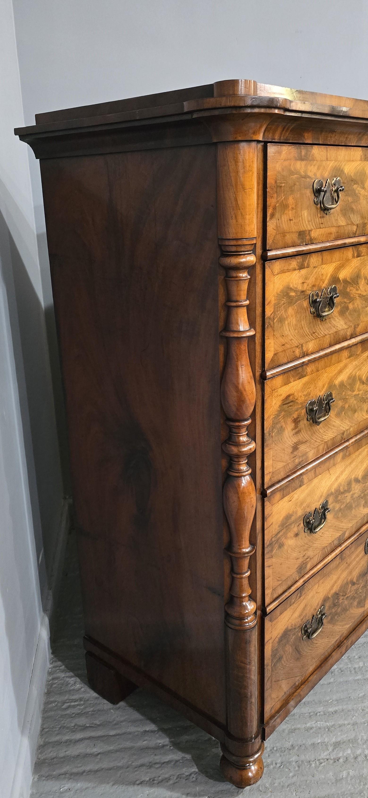 Stile provenzale Cassettiera super alta in mogano in vendita