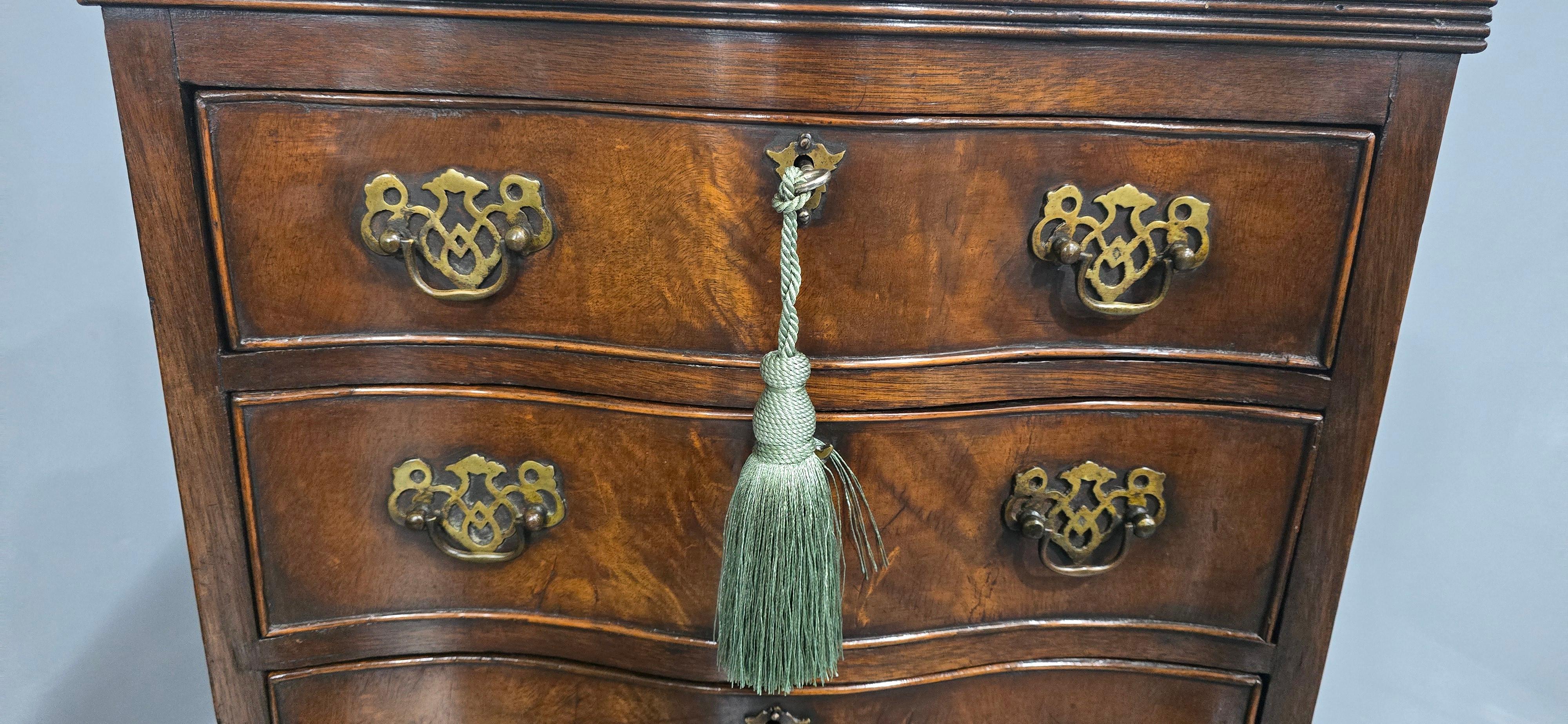 Super Tall Mahogany Chest of Drawers In Good Condition For Sale In Swadlincote, GB