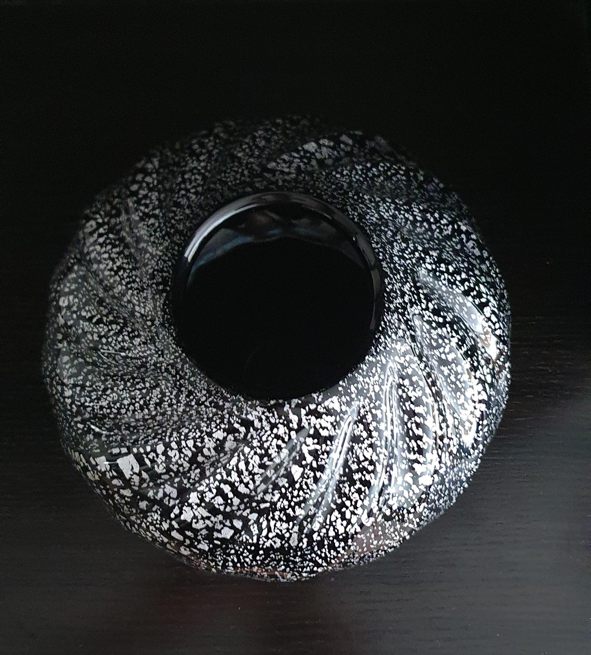 Questo splendido e pesantissimo vaso in vetro artistico di Murano è soffiato a bocca a mano in vetro cristallino nero e trasparente con foglie d'argento tra i due strati.

Questo squisito vaso in vetro artistico di Murano è un pezzo straordinario
