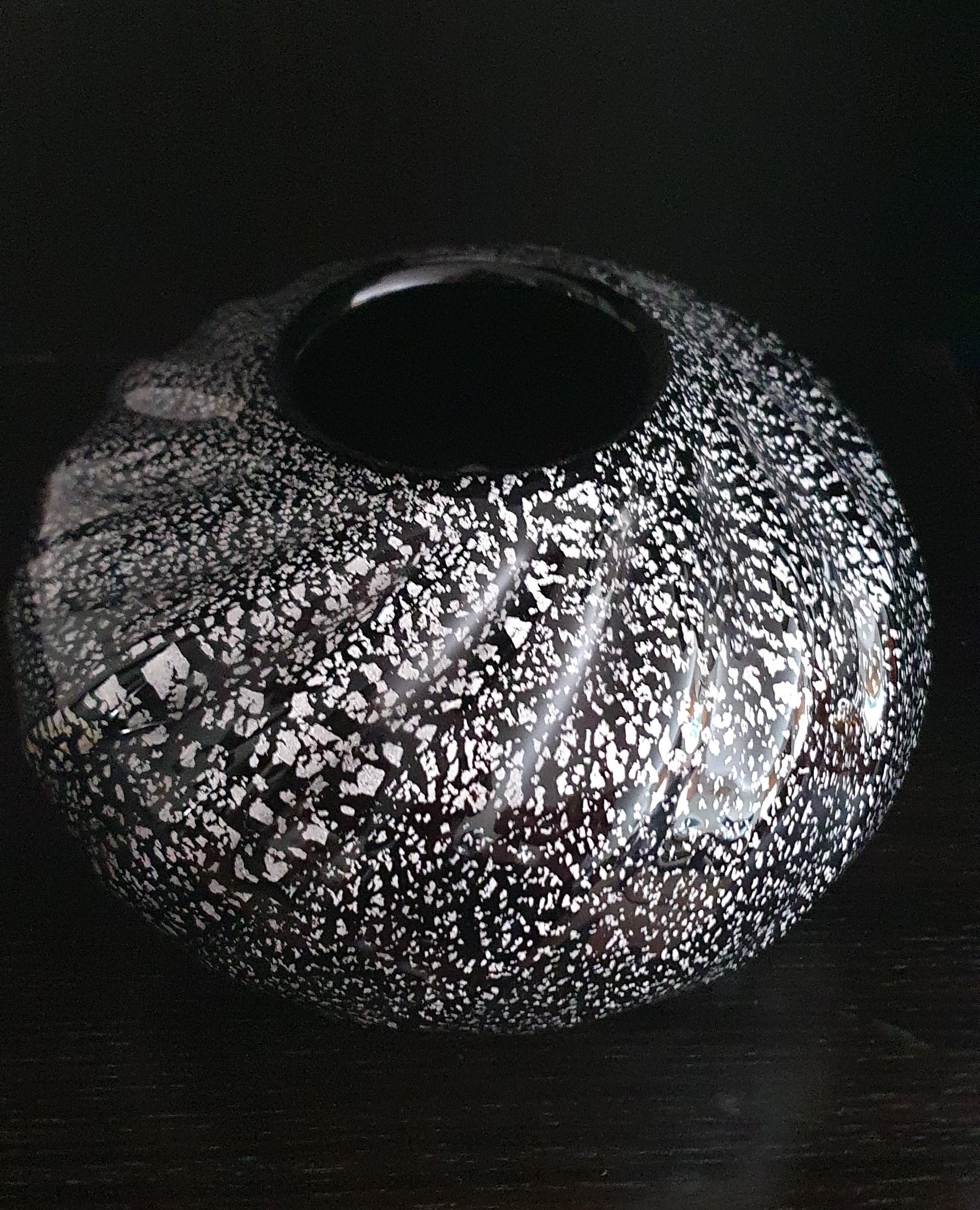 Italiano Vaso in vetro di Murano super spesso di Mazzuccato Murano, nero trasparente e foglia d'argento in vendita