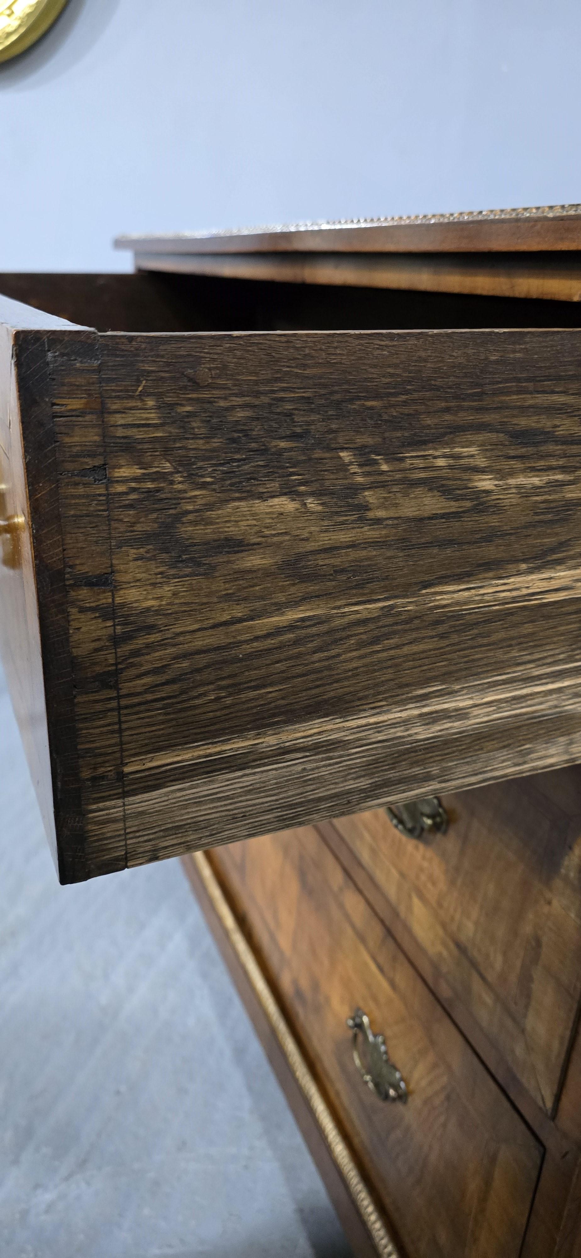 Super commode en noyer en vente 3