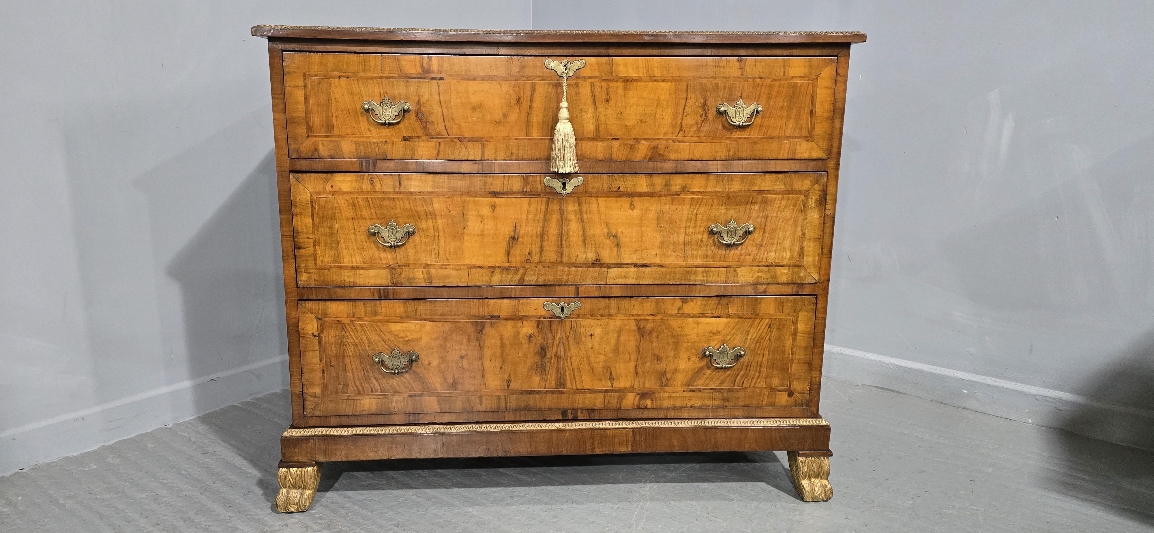 Très bonne commode à trois tiroirs en noyer et en bois doré, en très bon état d'origine,  poignées en laiton, serrures d'origine avec clé en état de marche, reposant sur des pieds en patte d'oie.

38