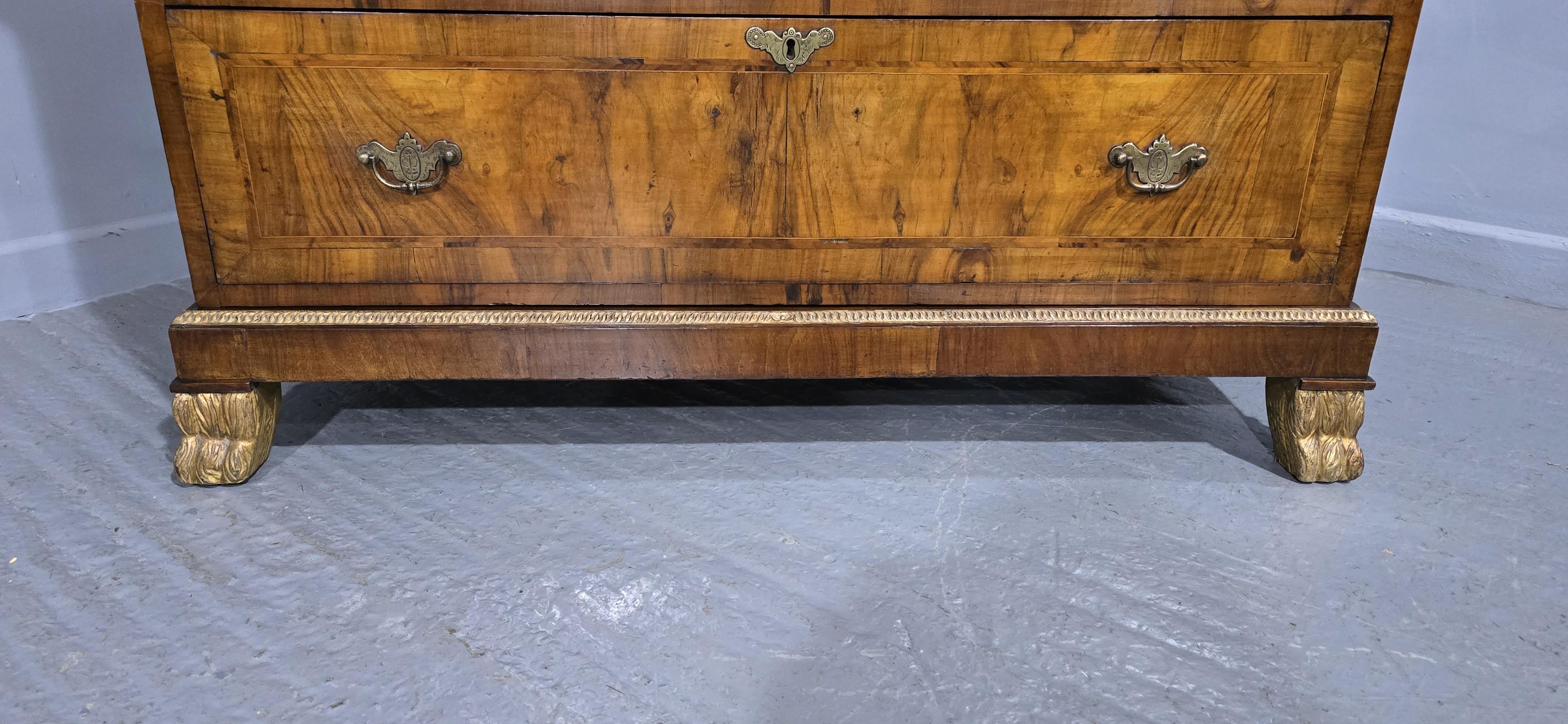 Provincial français Super commode en noyer en vente