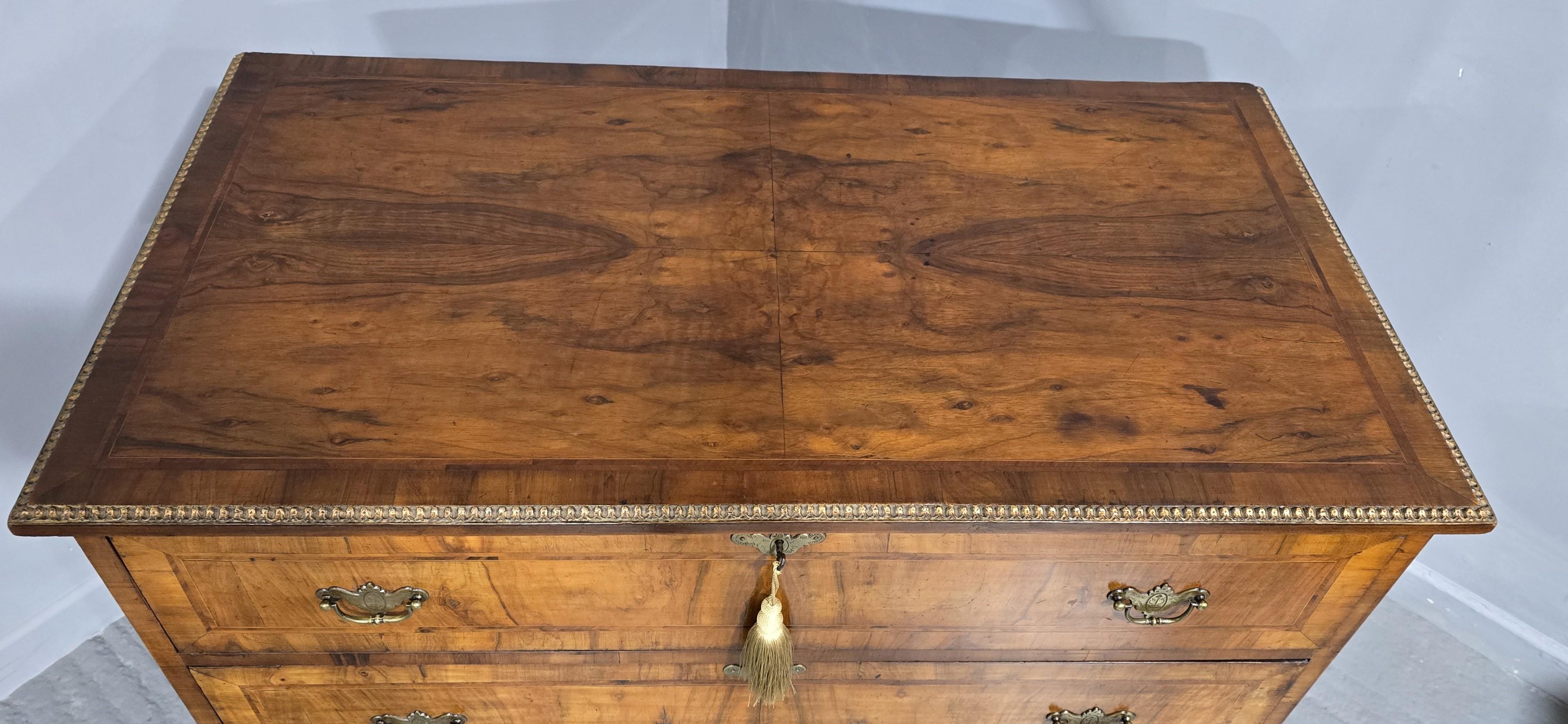 XIXe siècle Super commode en noyer en vente