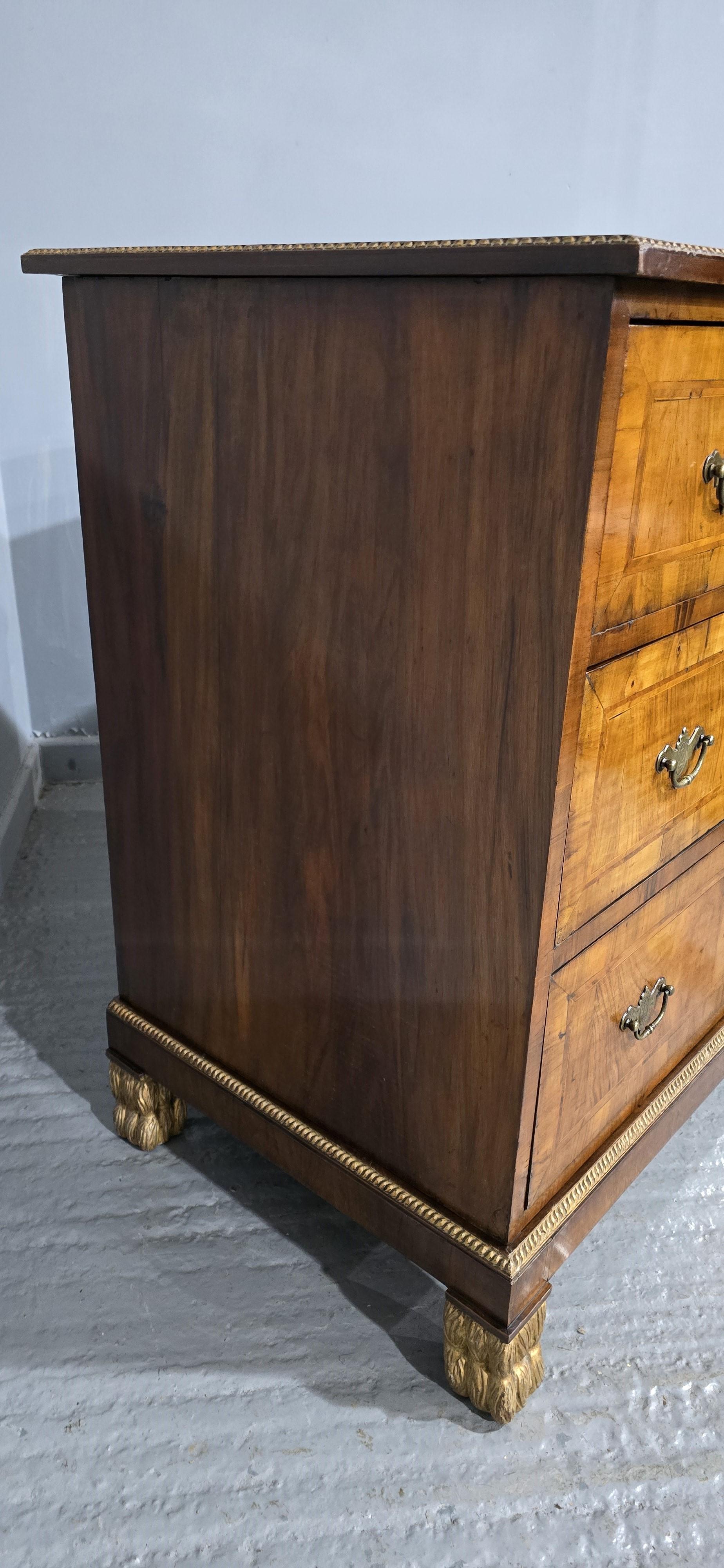 Super commode en noyer en vente 1