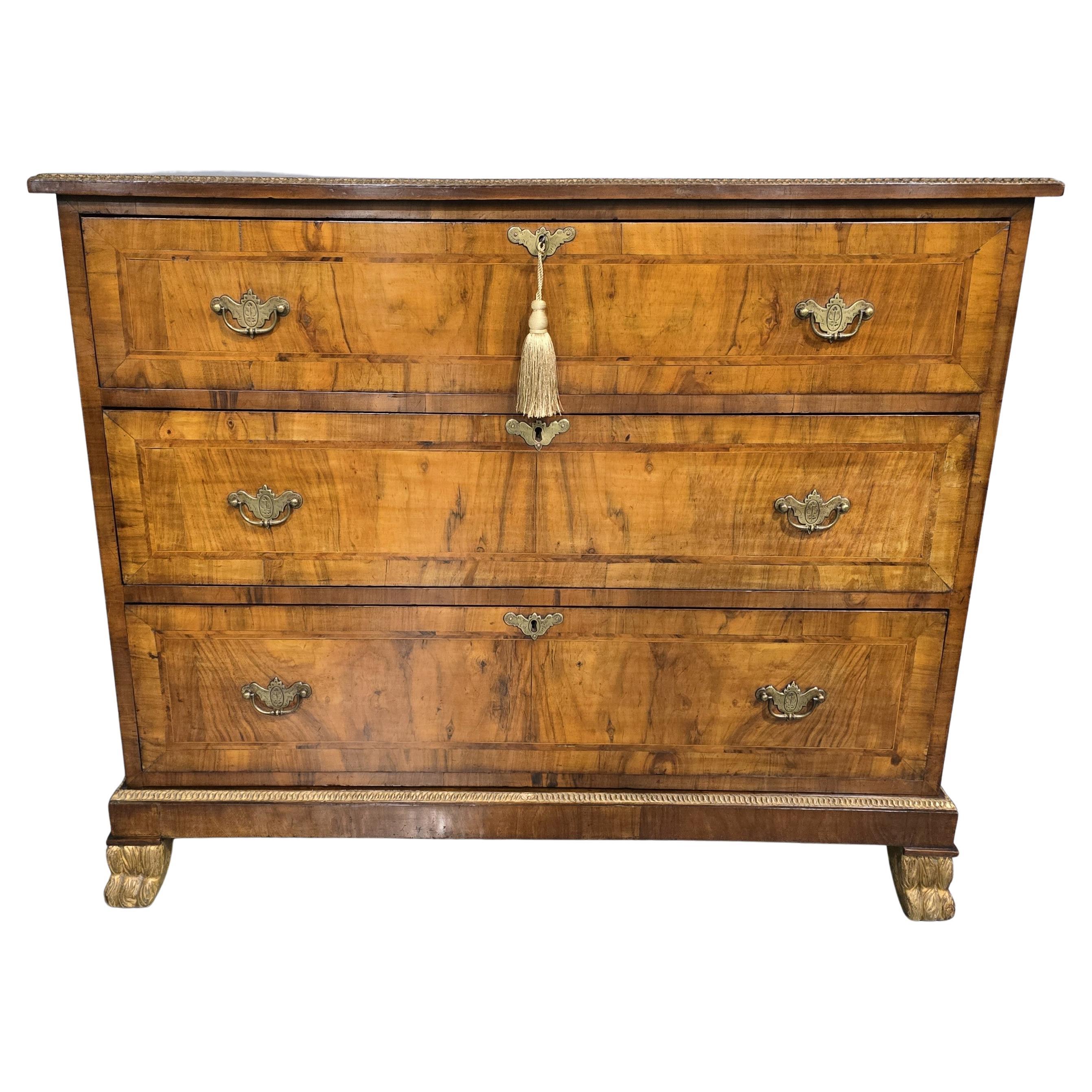 Super commode en noyer en vente