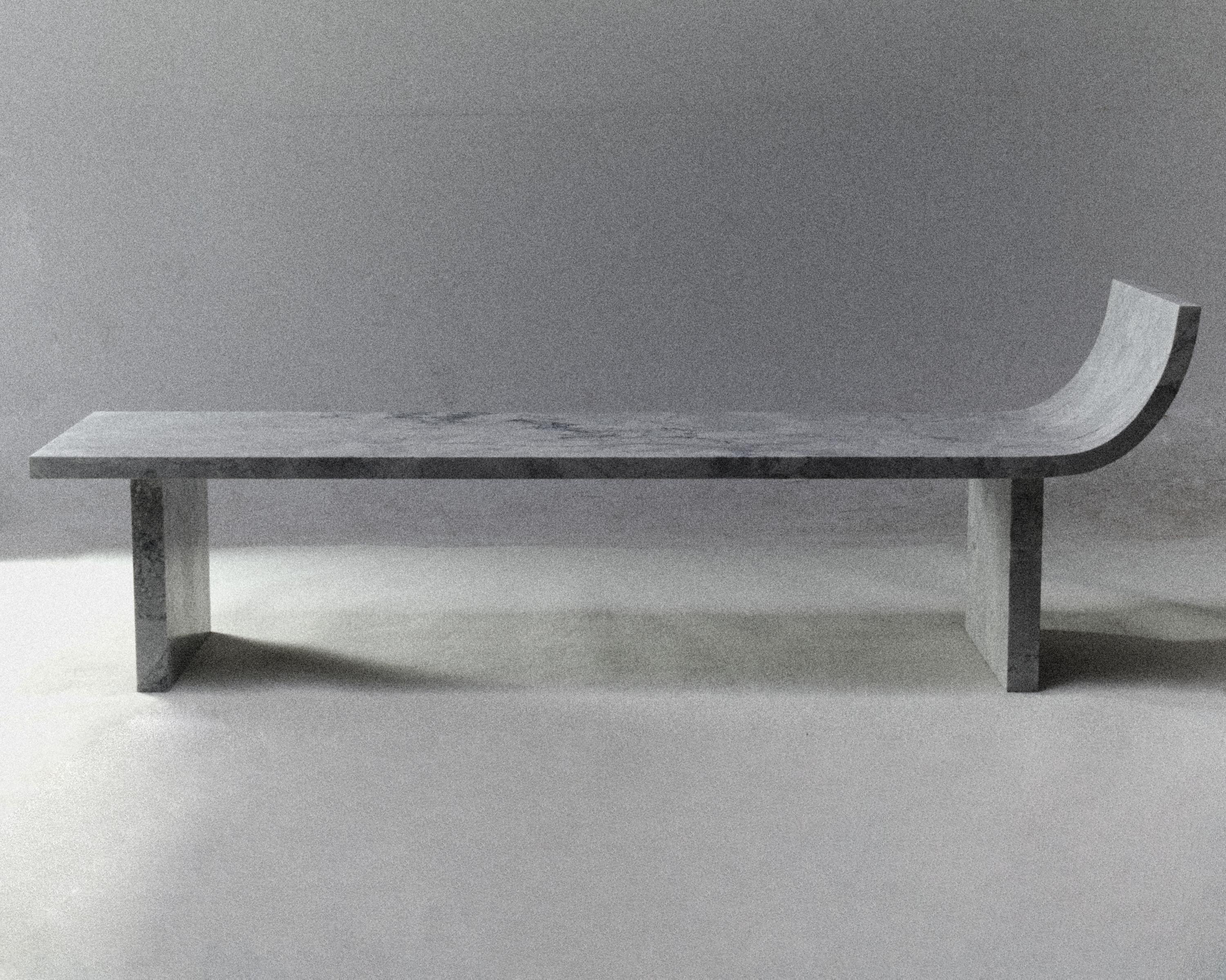 Superweiße Marmorbank π 05 von Atelier Dutré (Postmoderne) im Angebot