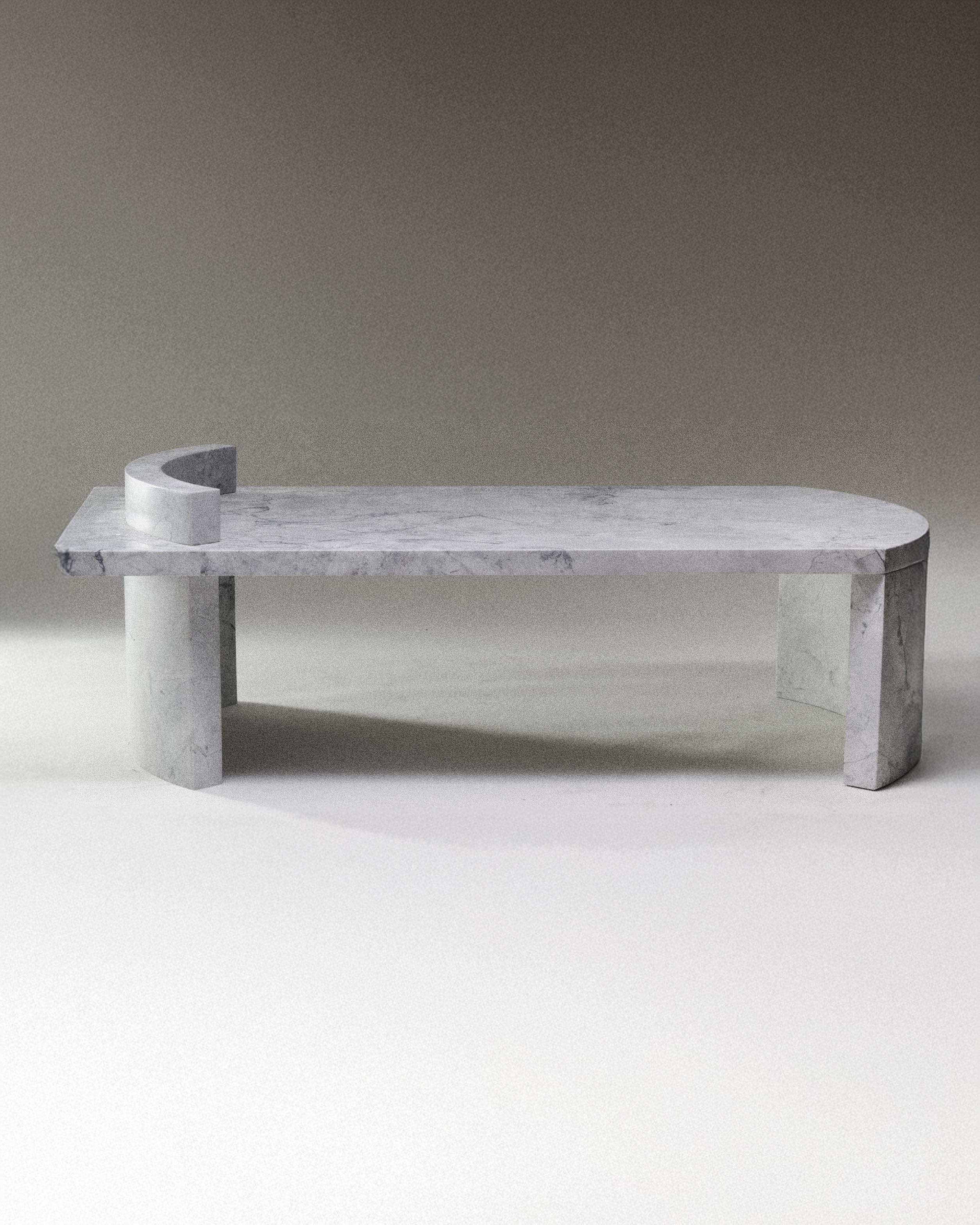 Mesa de centro de mármol superblanco π 01 de Atelier Dutré
Dimensiones:  139,7 L x 69,85 A x 45,72 A cm
Materiales: Mármol superblanco 

Atelier Dutré opera en la intersección del diseño y la escultura, donde la funcionalidad se une a la expresión