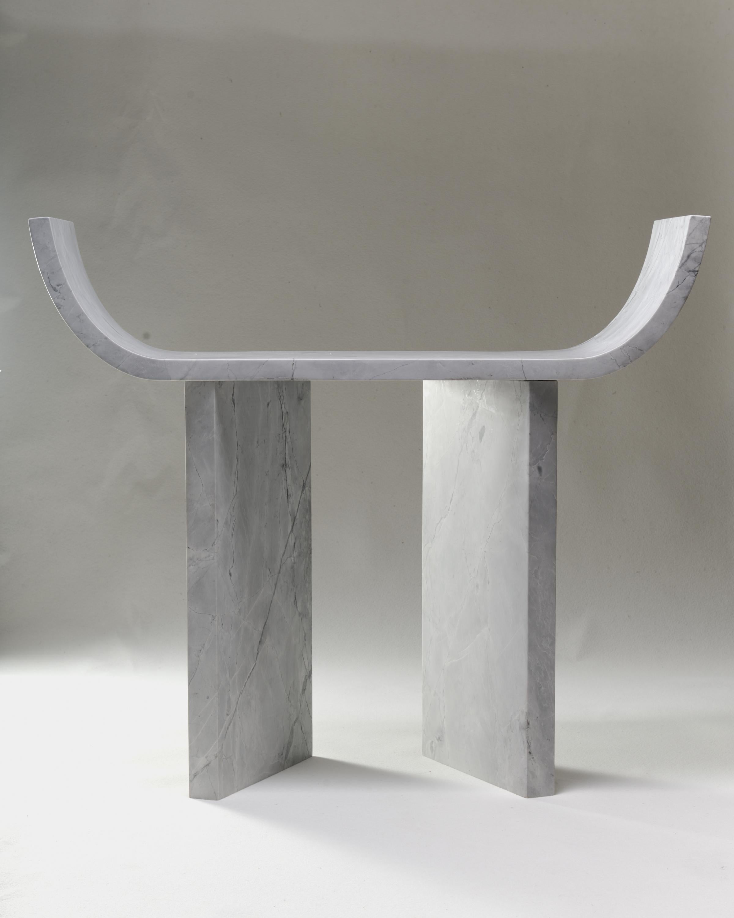 Mesa consola de mármol superblanco π 03 de Atelier Dutré
Dimensiones: 119,38 L x 39,37 A x 78,74 A cm
Materiales: Mármol superblanco 

Atelier Dutré opera en la intersección del diseño y la escultura, donde la funcionalidad se une a la expresión