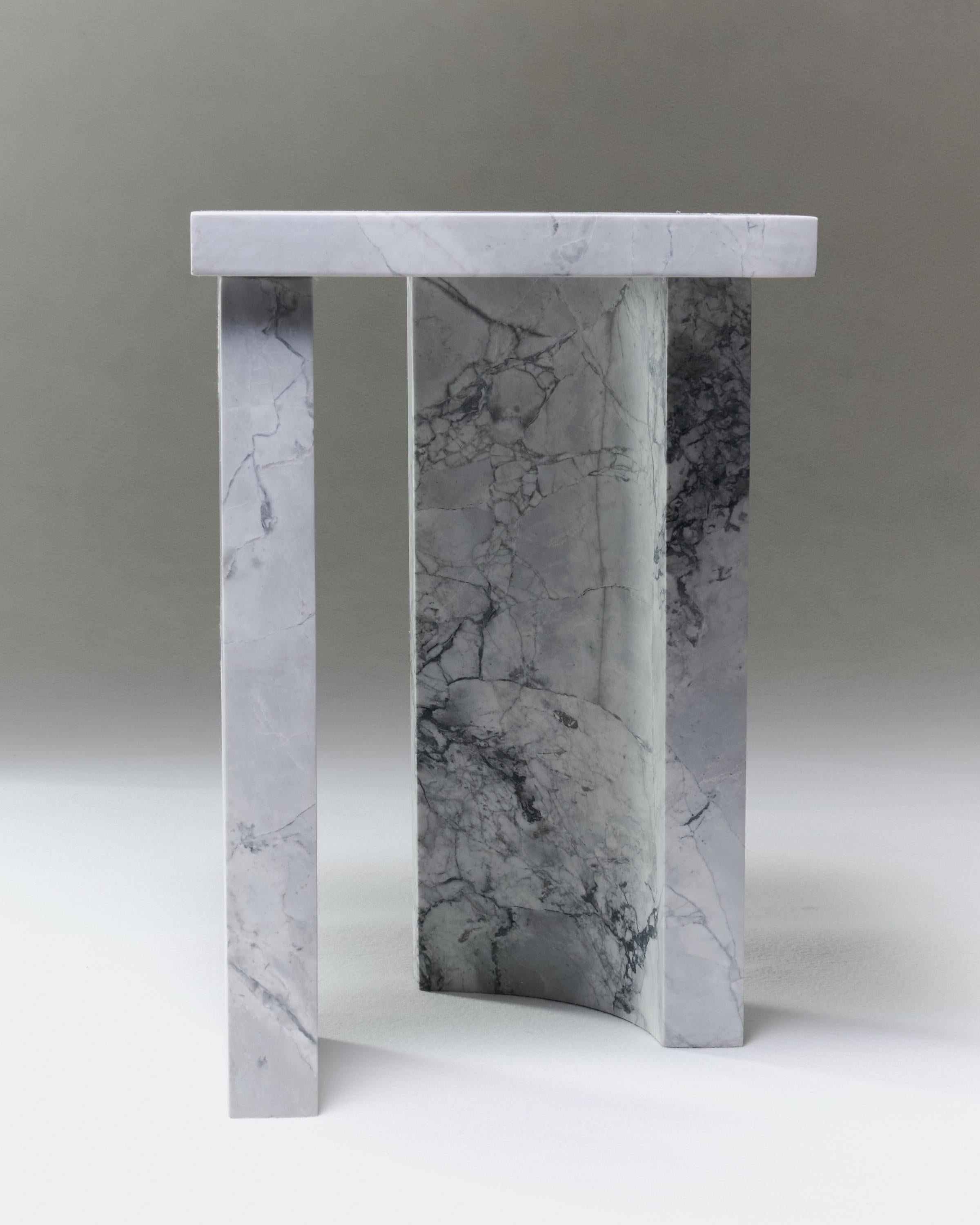 Mesa auxiliar de mármol superblanco π 02 de Atelier Dutré
Dimensiones: 40,13 L × 40,13 A × 55,88 A cm
Materiales: Mármol superblanco 

Atelier Dutré opera en la intersección del diseño y la escultura, donde la funcionalidad se une a la expresión