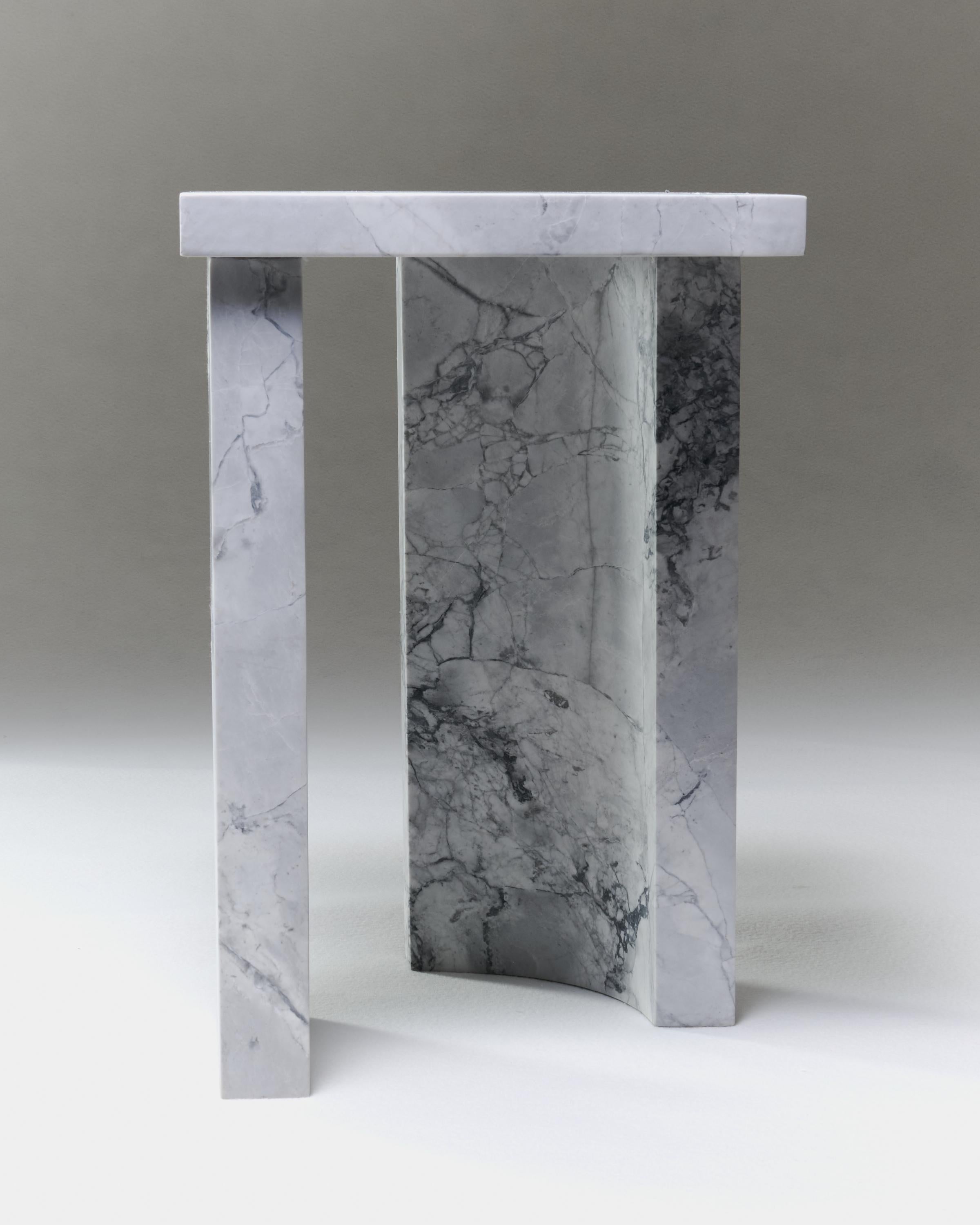 Mesa auxiliar de mármol superblanco π 02 de Atelier Dutré Posmoderno en venta