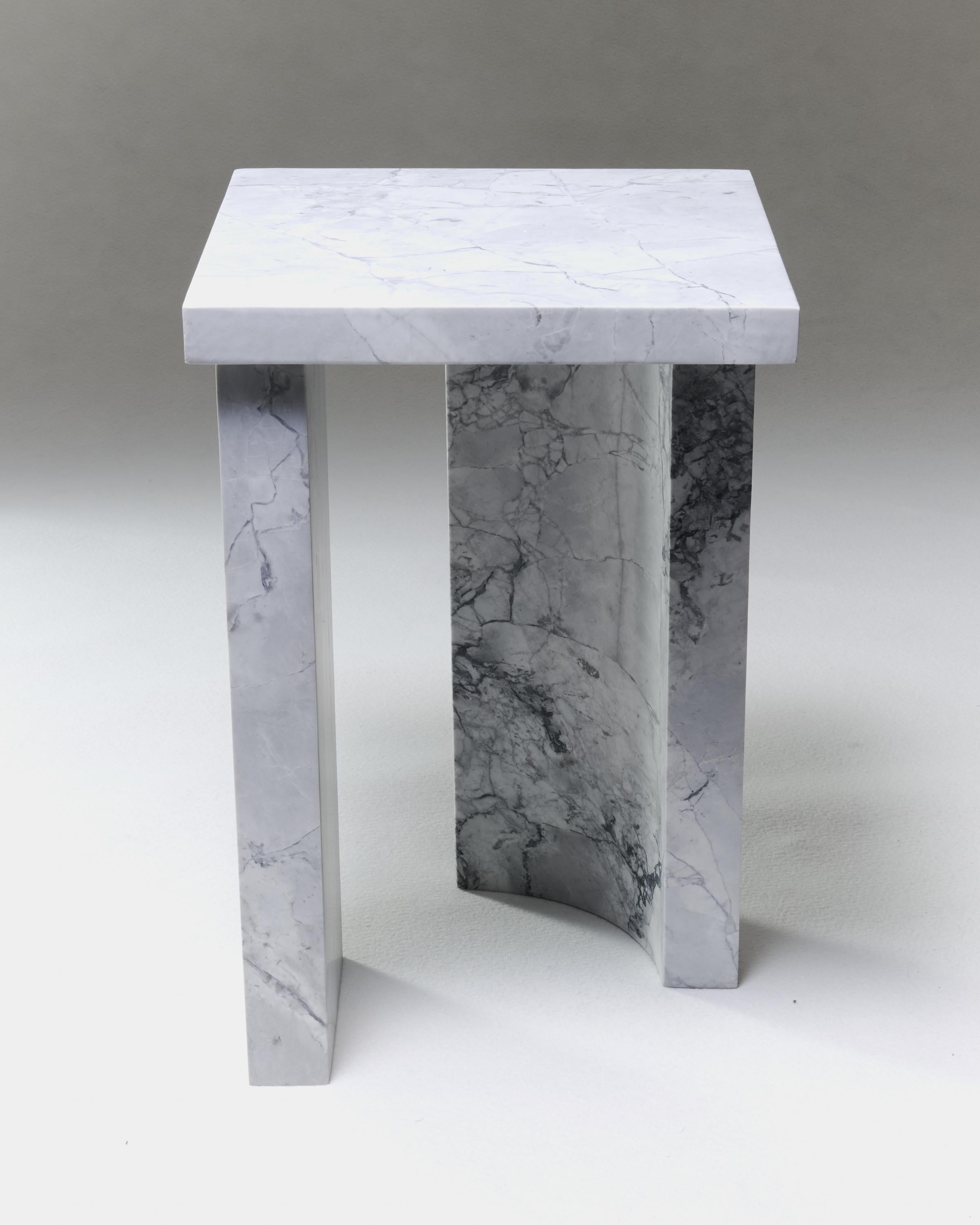 Mesa auxiliar de mármol superblanco π 02 de Atelier Dutré Brasileño en venta