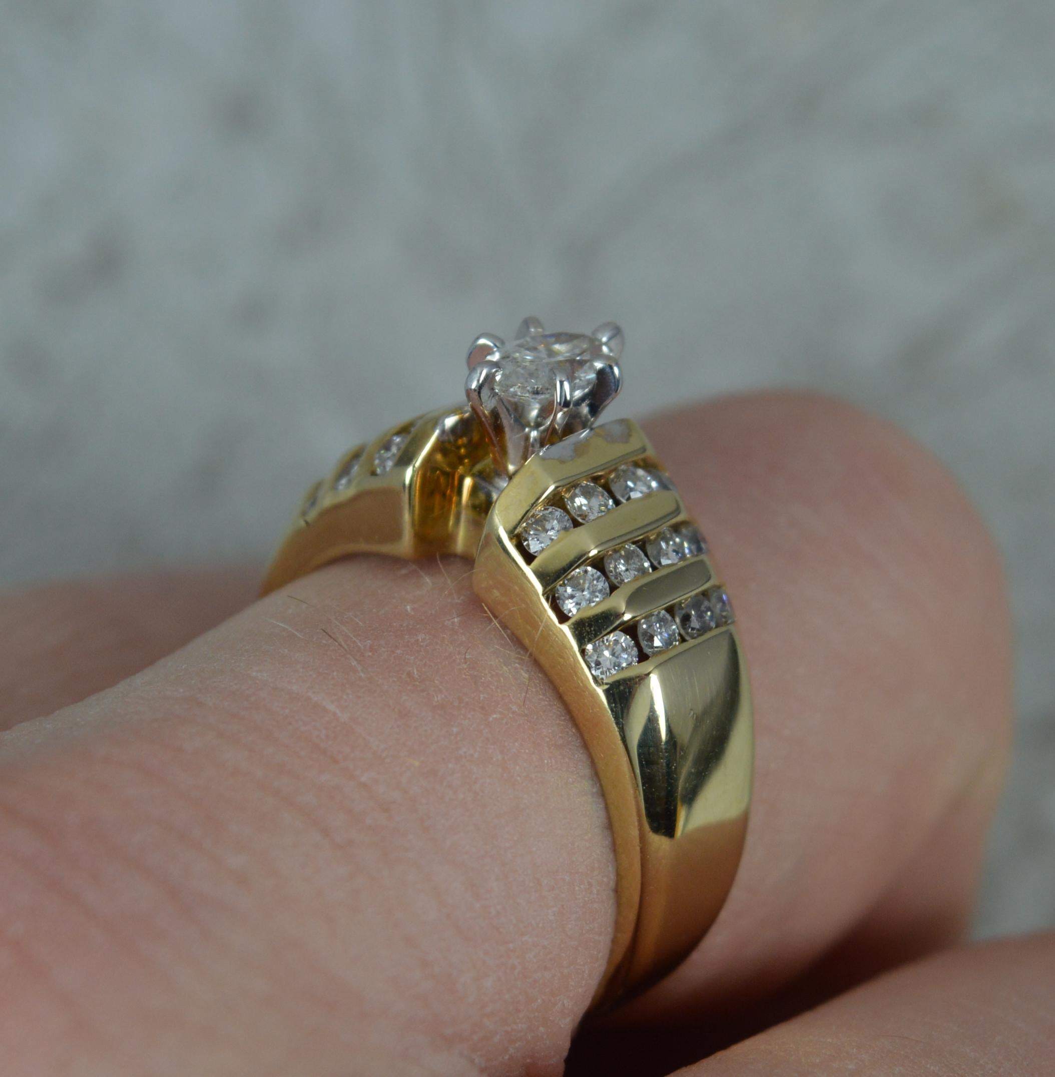 Superbe bague de fiançailles en or 14 carats et grappe de diamants de 1,00 carat Excellent état - En vente à St Helens, GB