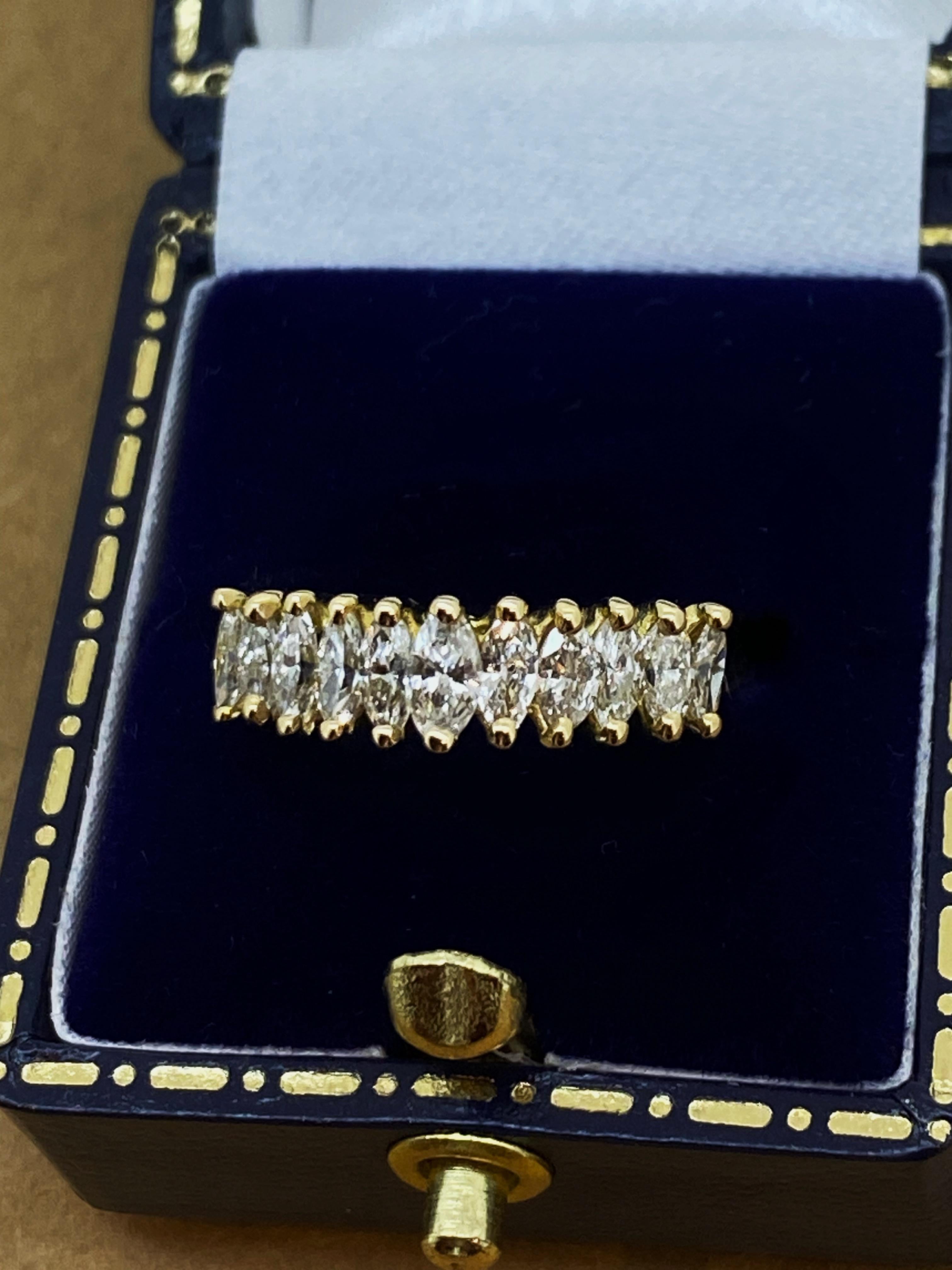 Ce bijou exquis est élégamment serti de 11 diamants naturels.
de la très désirable et recherchée Marquise Cut 

Chacun est solidement serti dans une monture en or 18 carats finement travaillée,
Chaque diamant mesure environ 5 mm (L) x 1,5 mm