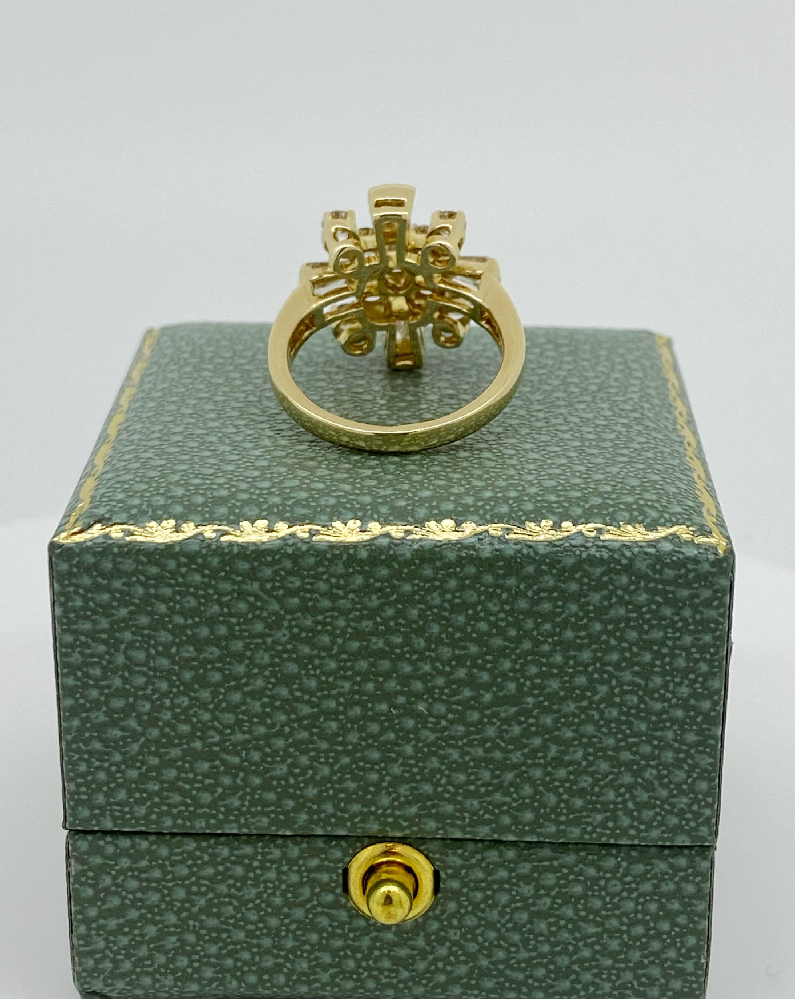 Taglio rotondo Superbo anello a fiore con diamanti tondi e baguette da 1,00 ct in oro giallo 18 carati in vendita