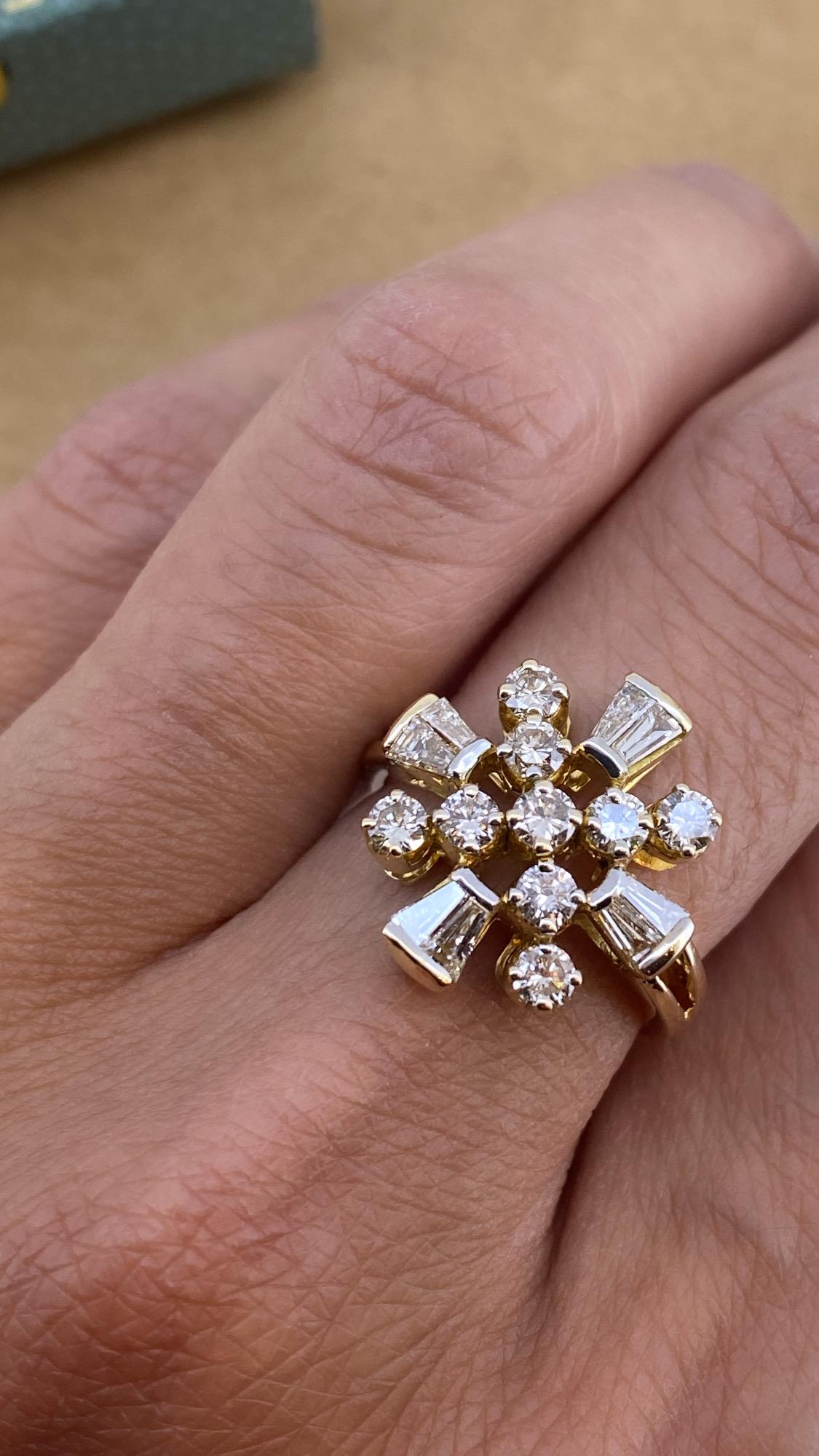 Superbo anello a fiore con diamanti tondi e baguette da 1,00 ct in oro giallo 18 carati In condizioni ottime in vendita a MELBOURNE, AU