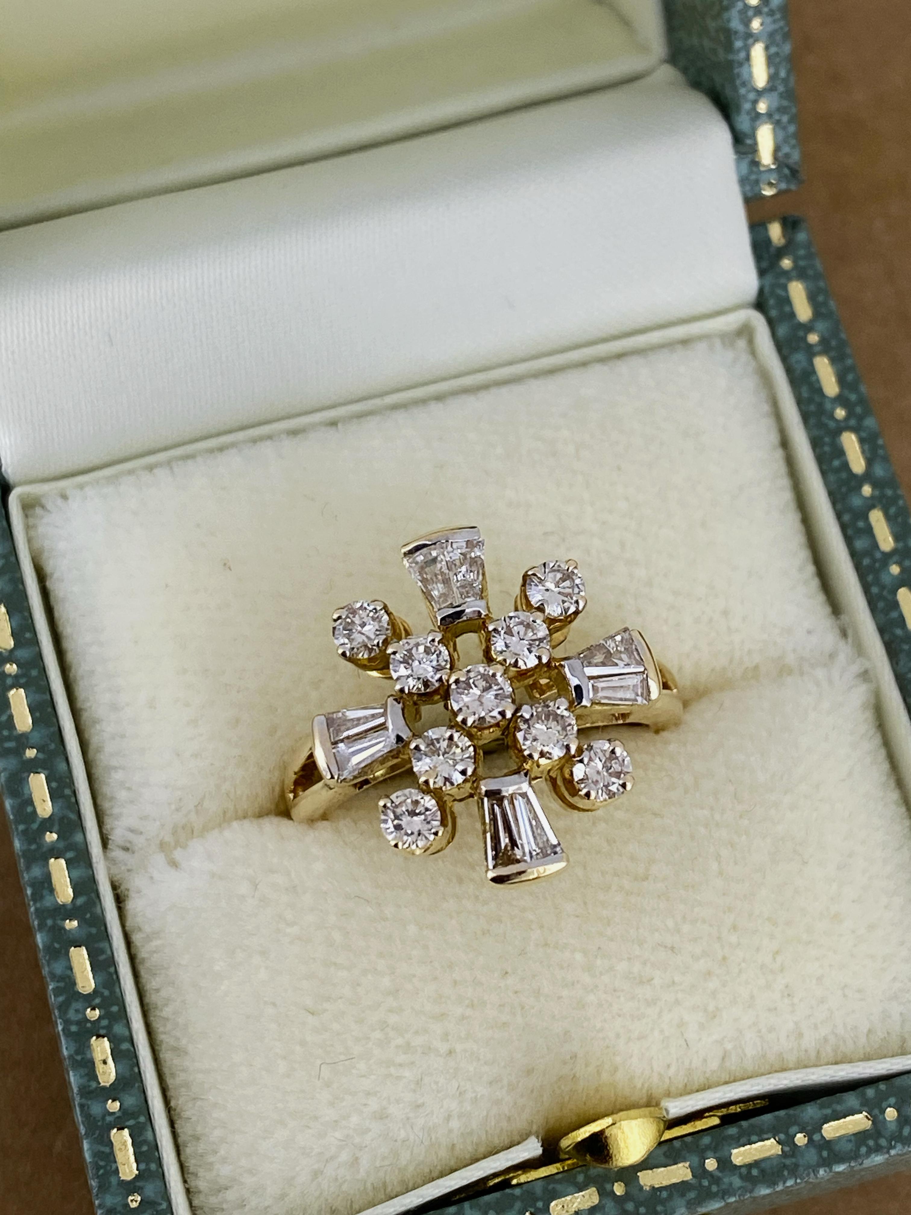 Donna Superbo anello a fiore con diamanti tondi e baguette da 1,00 ct in oro giallo 18 carati in vendita