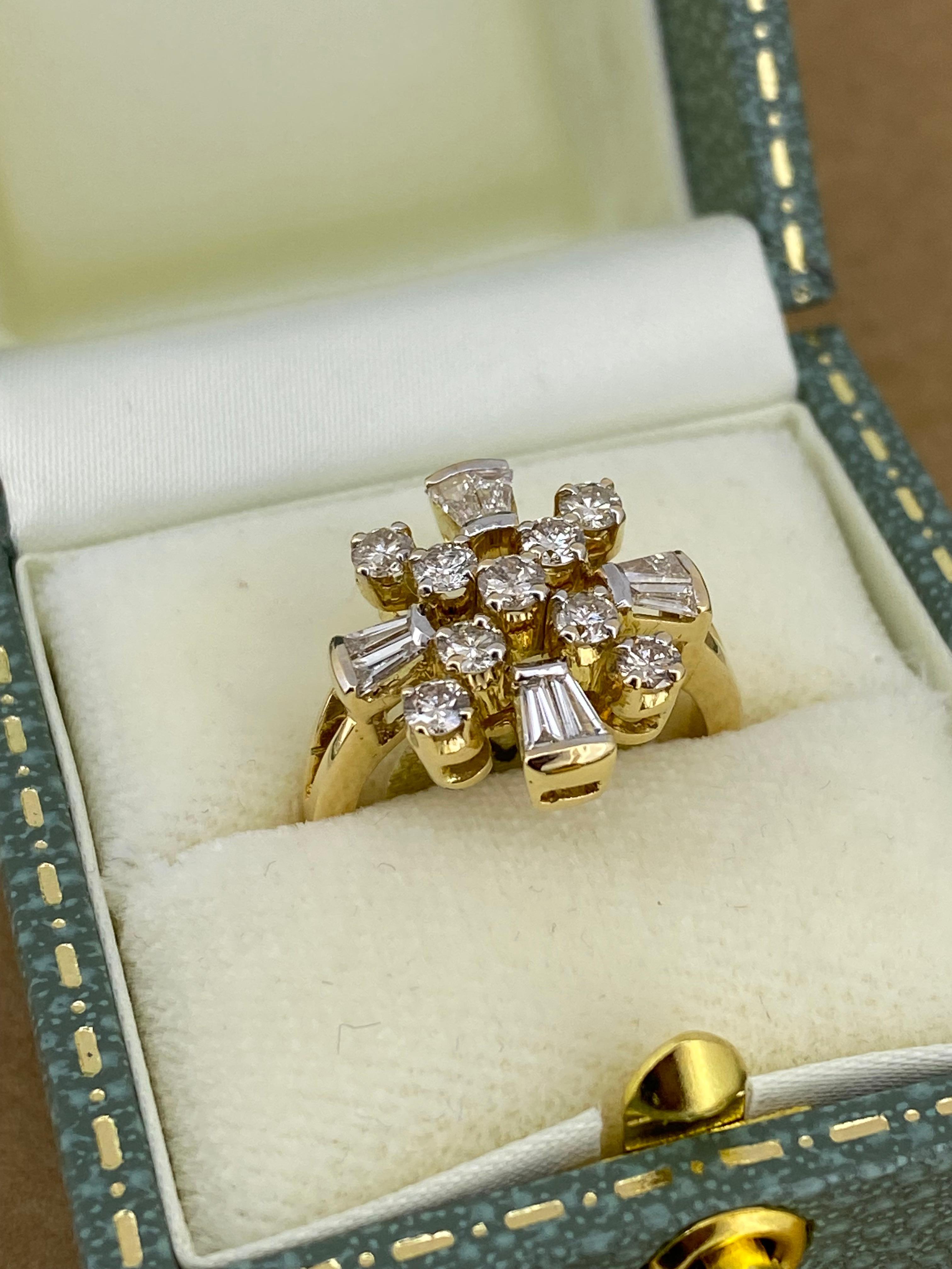 Superbo anello a fiore con diamanti tondi e baguette da 1,00 ct in oro giallo 18 carati in vendita 1