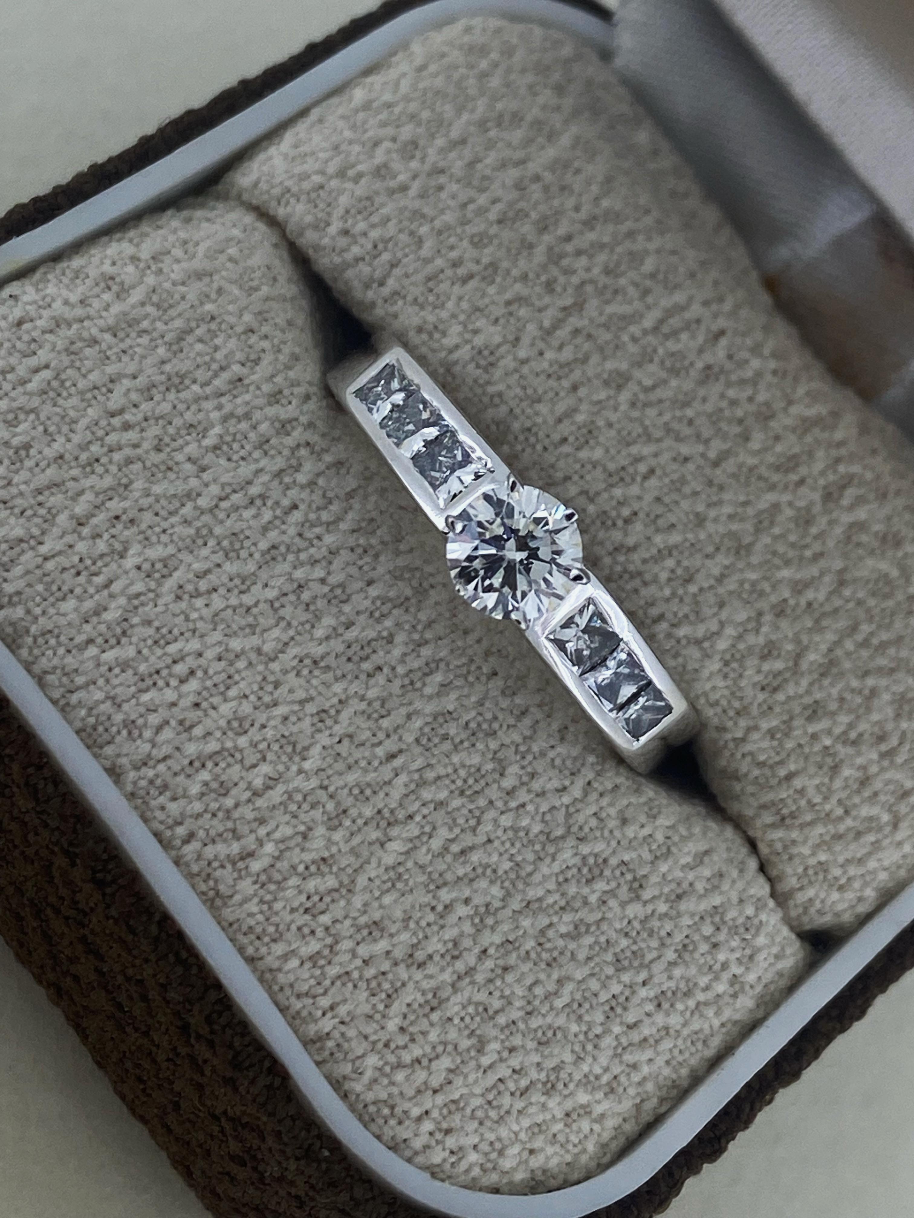 Superb 1.00ct Solitaire with Accents Diamond Engagement Ring in 18K White Gold In Excellent Condition For Sale In MELBOURNE, AU